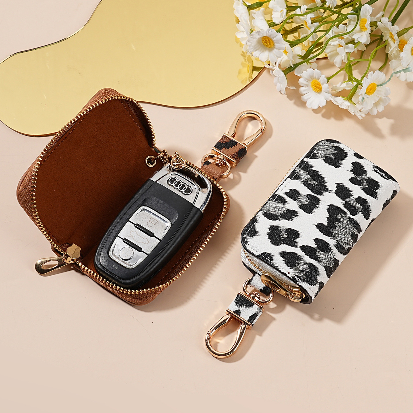 New car key case, unisex car key storage bag, creative leopard print leather pendant keychain details Picture