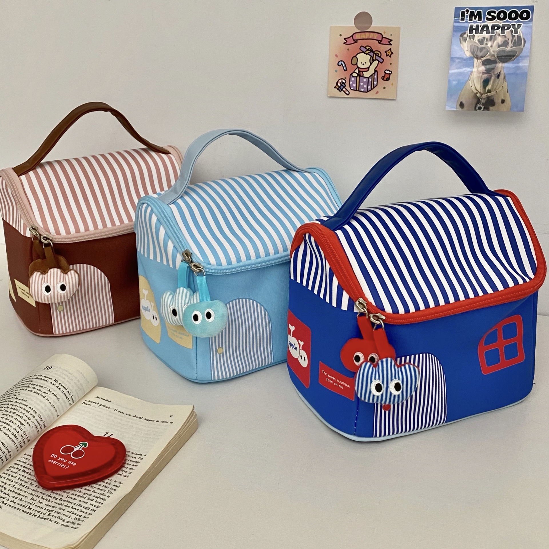 A new large-capacity portable travel toiletries storage bag for women in 2025 with contrasting color stripes Specification drawing