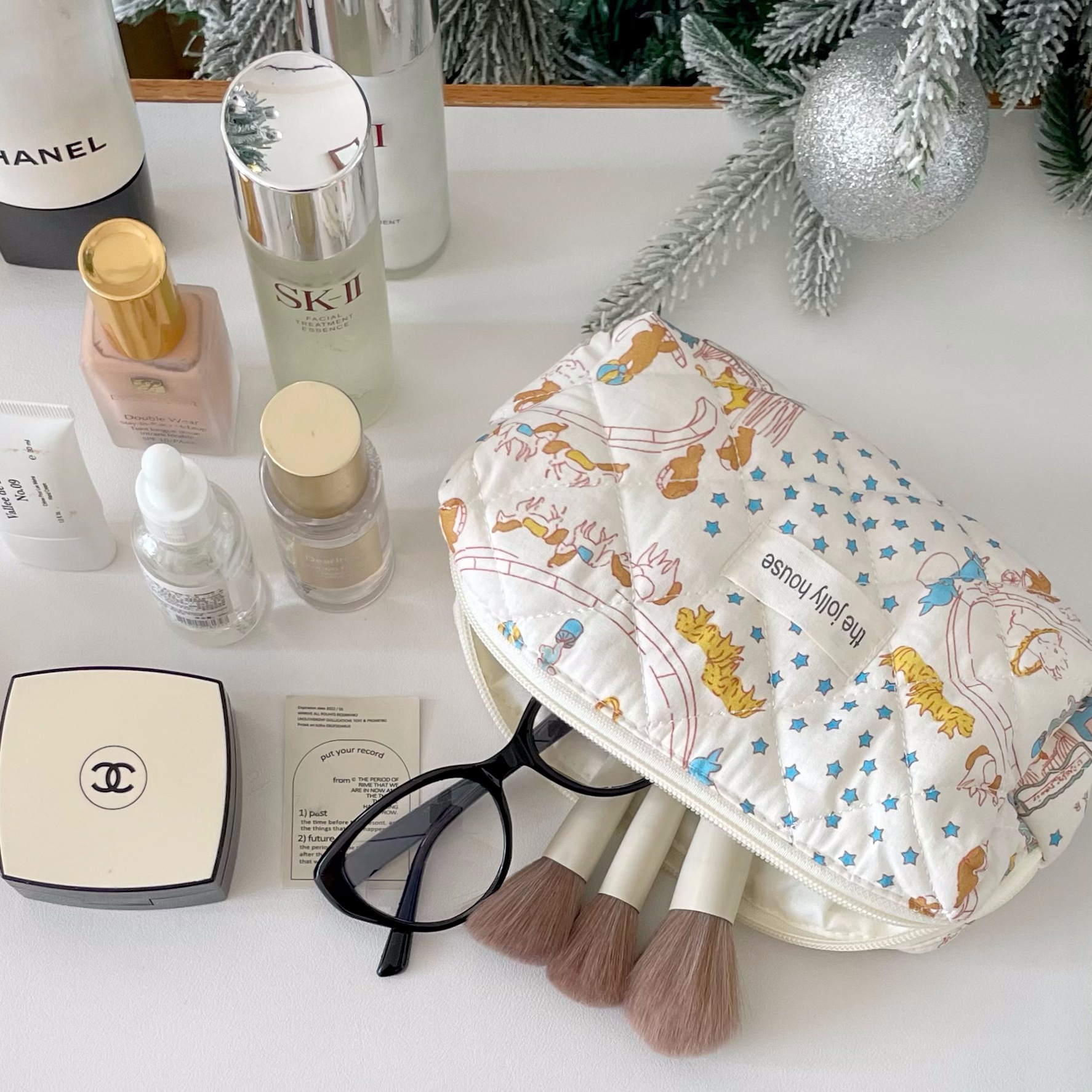 Ins-style circus makeup bag 2024 New Portable large-capacity makeup brush storage bag, business trip toiletries bag for women Application Scenario