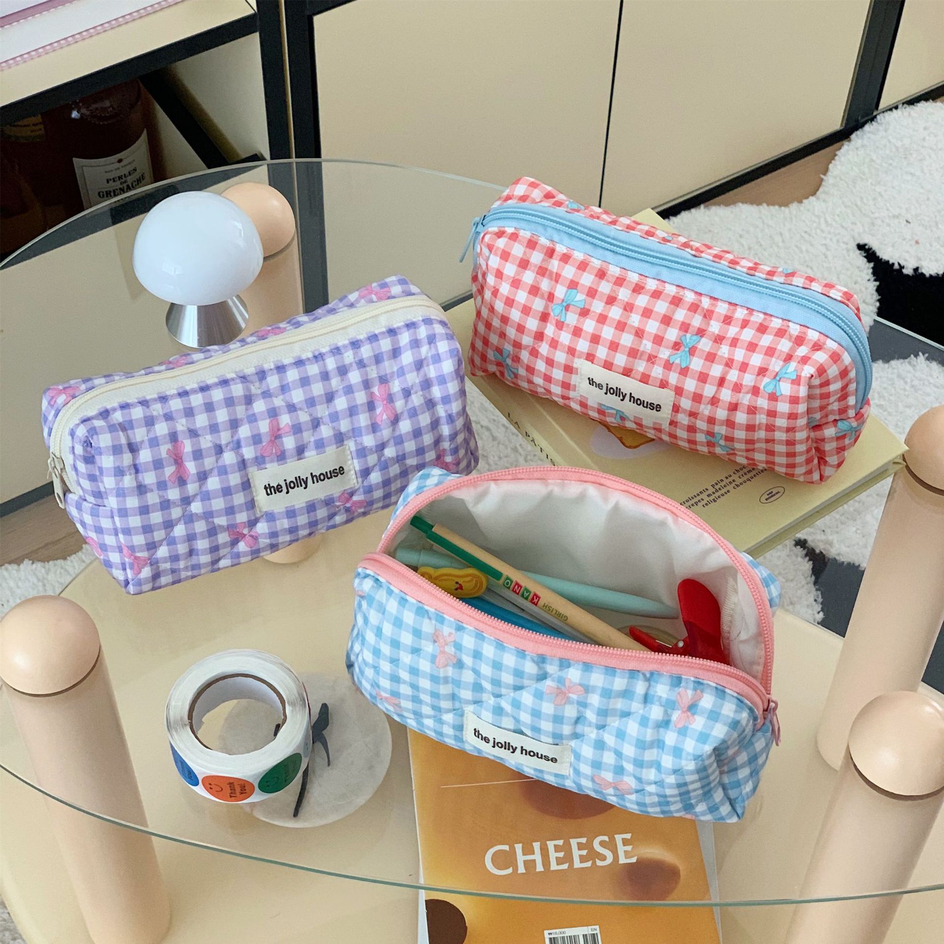 2024 New checkered bow makeup bag, high appearance level, large capacity, portable travel toiletry and storage bag for women Item Picture