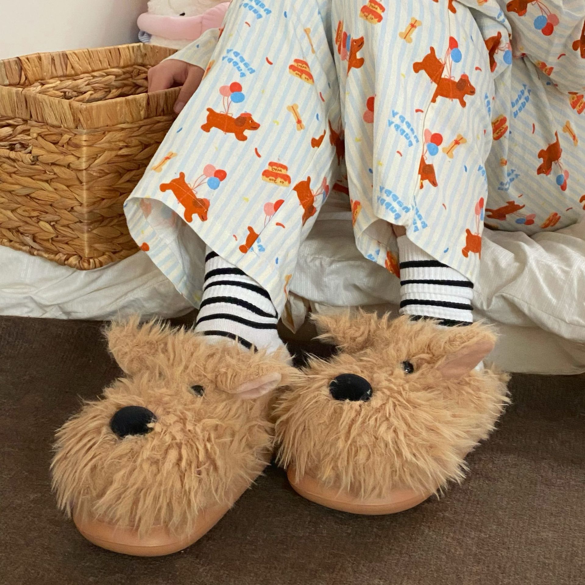 Cute cartoon furry slippers for women, new style 2024 autumn and winter, warm and anti-slip indoors, can be worn outside with a cotton toe cover Application Scenario