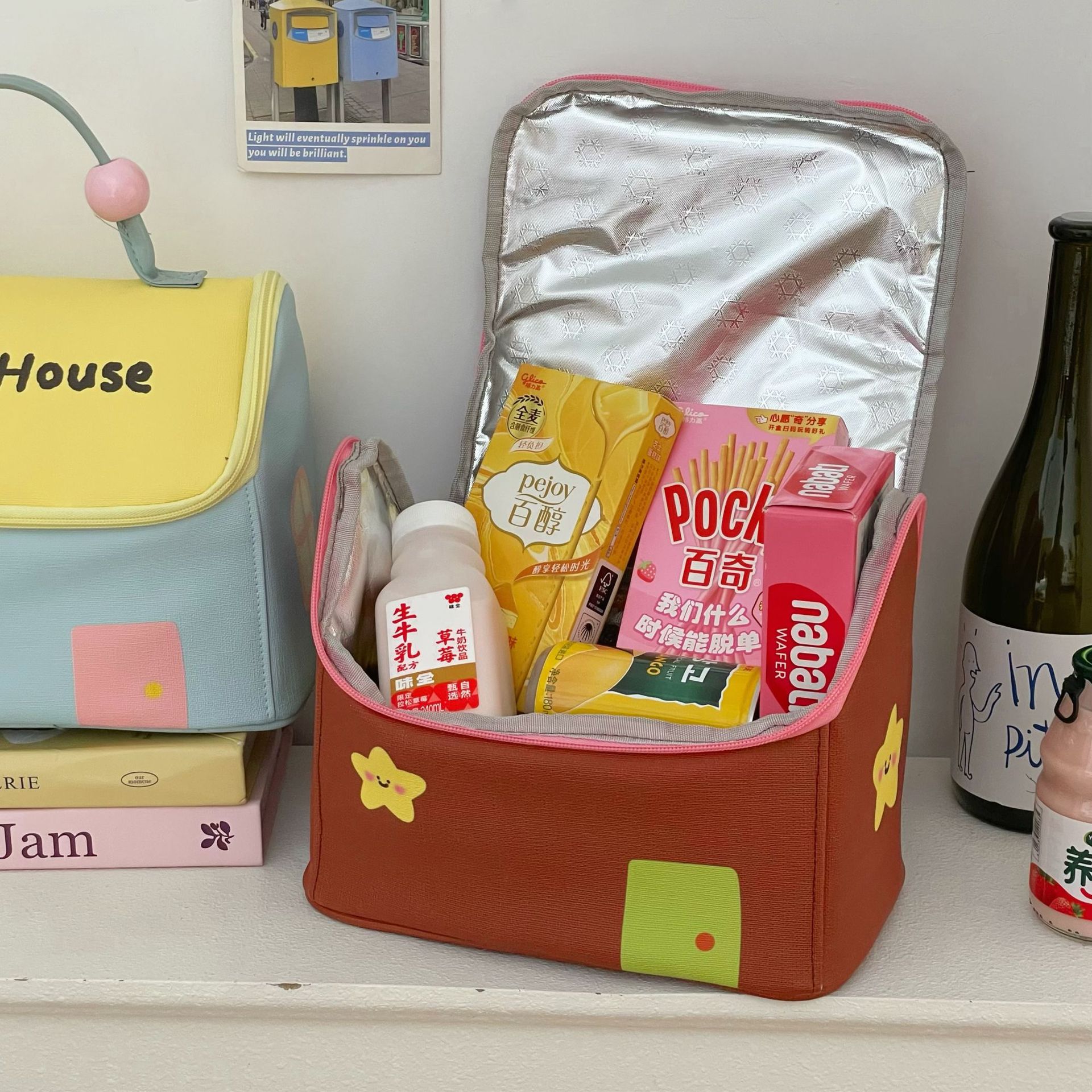 jollyhouse 2025 New thickened aluminum foil insulated and cold-proof student hand-held insulated bento bag Application Scenario