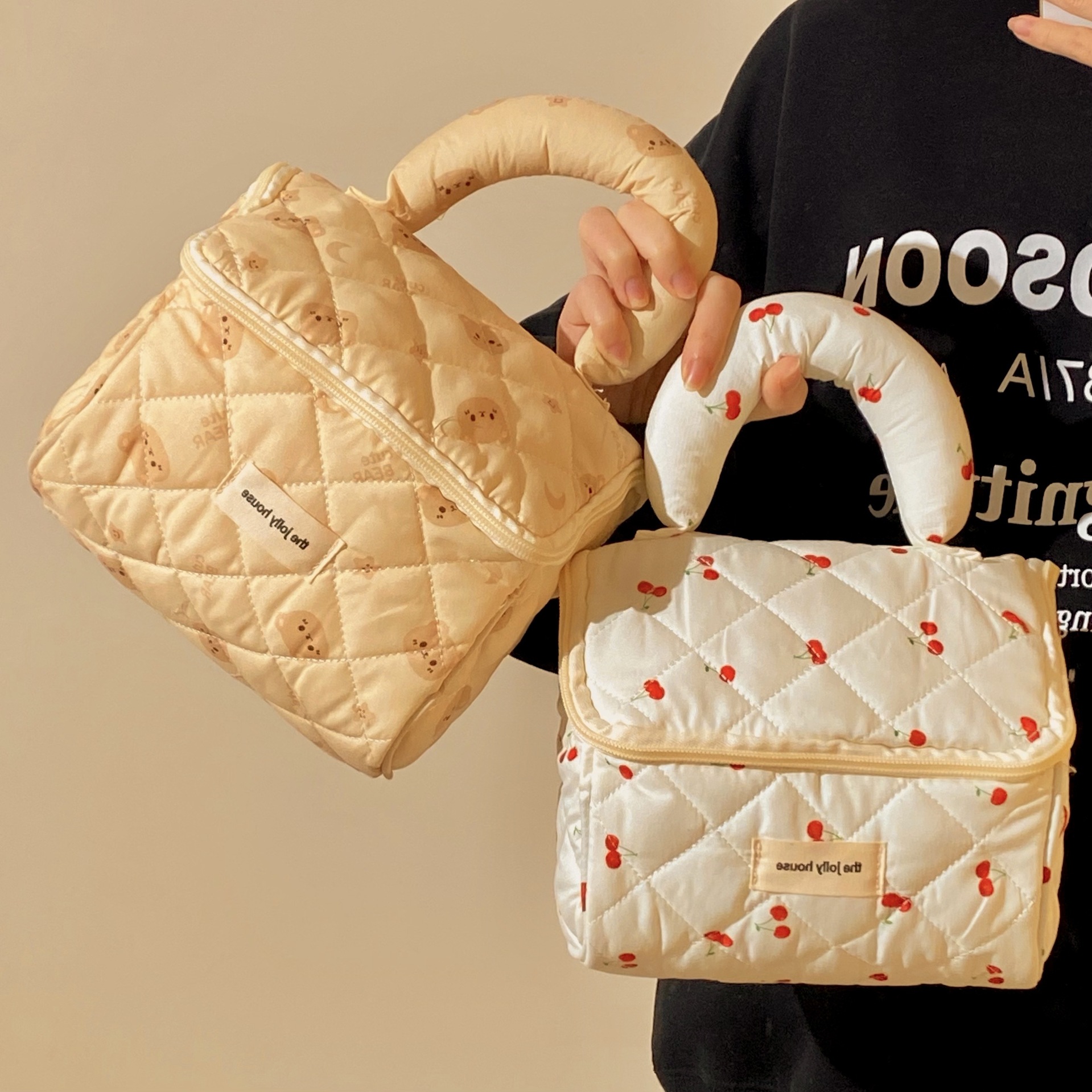 A new cross-border cute bear makeup bag for women, a large-capacity portable and travel cosmetics hand-held storage bag full figure