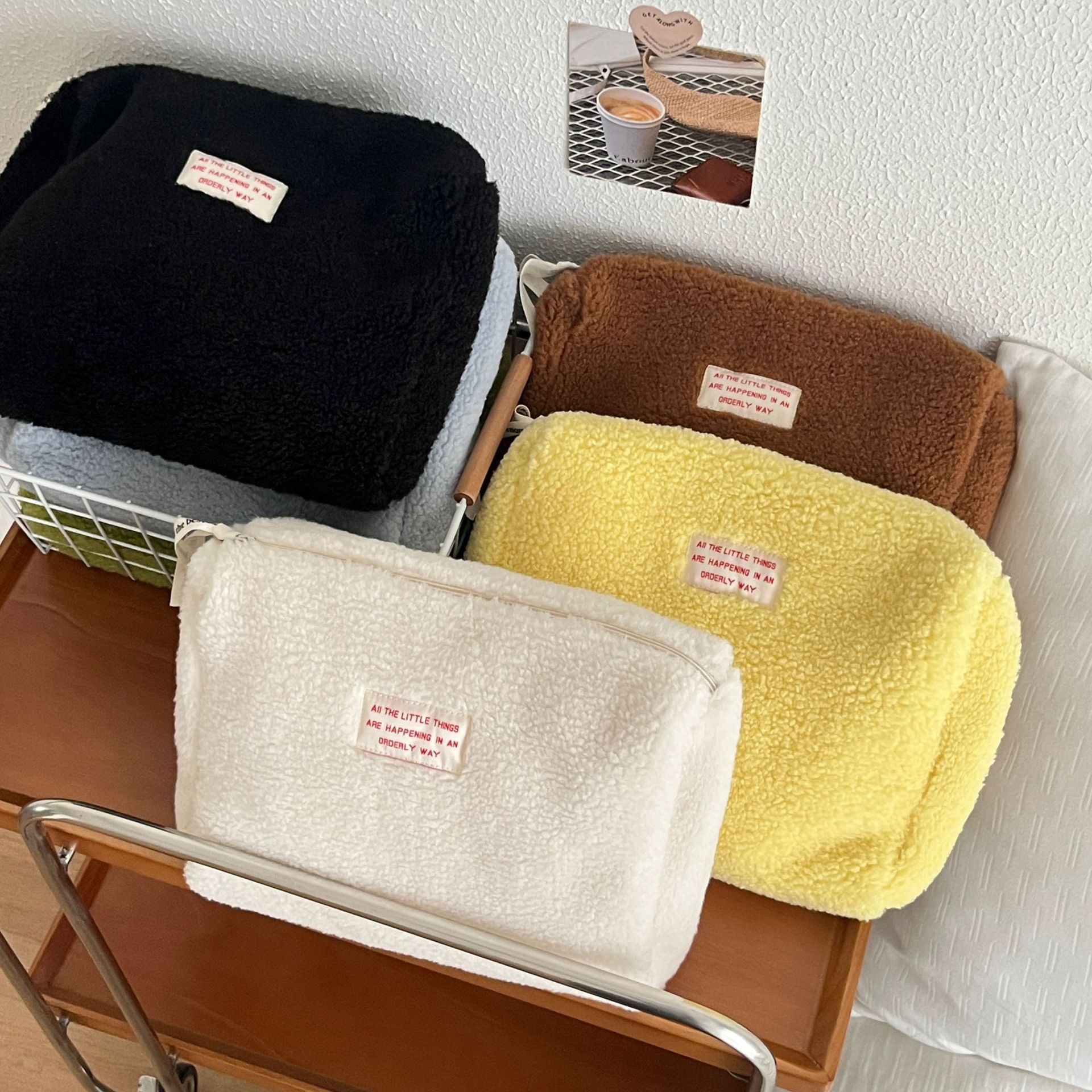 The new lambskin cosmetic bag features an ins style, a girlish heart, a high level of appearance, a large-capacity portable travel storage bag and a clutch details Picture