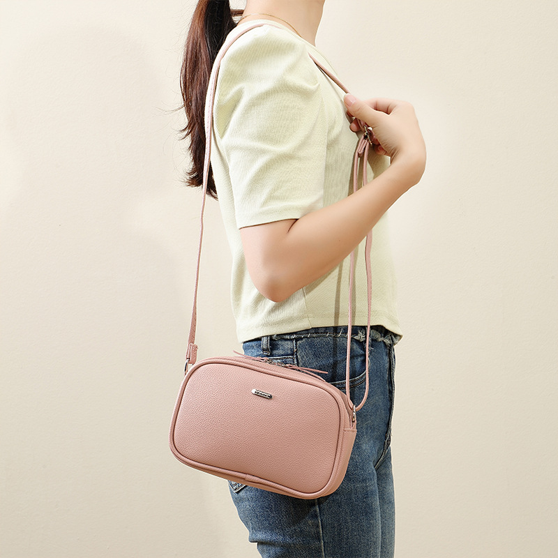 A new, high-quality, light luxury and niche women's handbag for commuting, featuring a large capacity crossbody bag for women Application Scenario