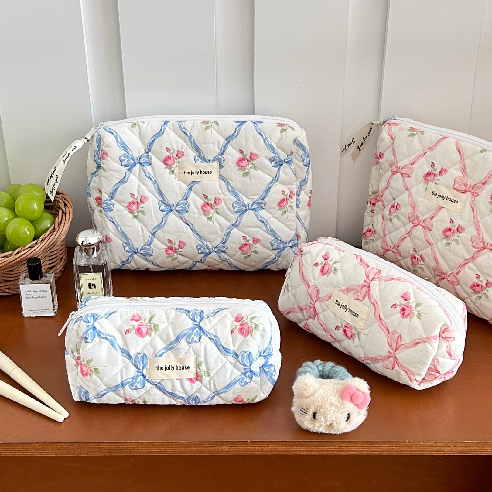 Bow flower makeup bag, women's large-capacity toiletry bag, quilted storage bag, portable skin care product storage bag for going out details Picture
