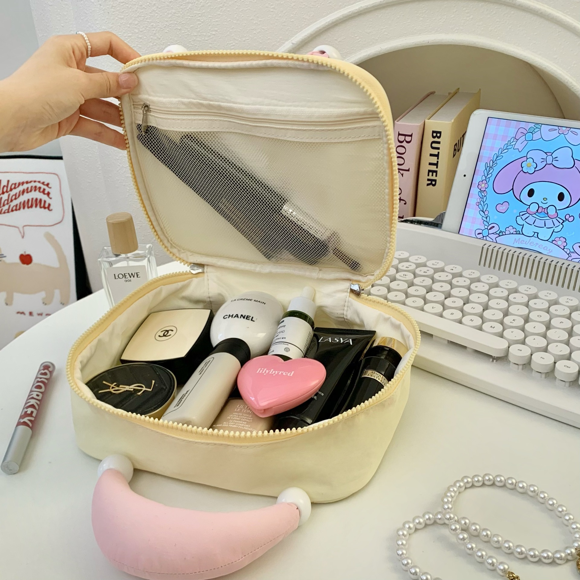 Cartoon Apple hand-held makeup bag for women, high-end large-capacity makeup bag, hand-held toiletry bag, layered travel storage bag Application Scenario