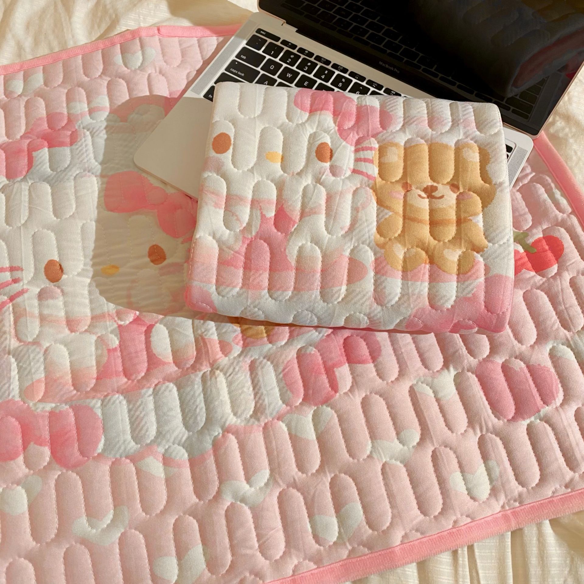 Cute cat menstrual pad, cartoon mattress for girls during menstruation, leak-proof pad, urine isolation pad, adult waterproof and washable Item Picture