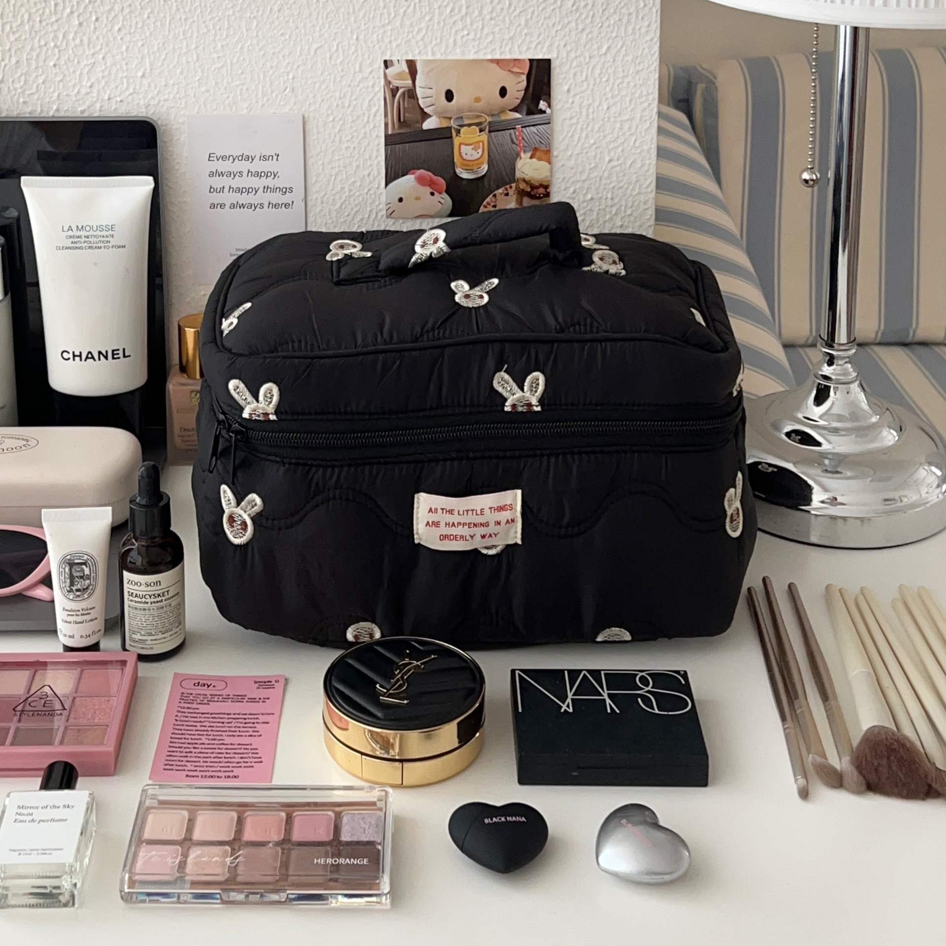 Original soft and cute embroidered rabbit ~ Exquisite makeup bag, the girl holds the bag together, travel skincare bag, storage bag inside details Picture