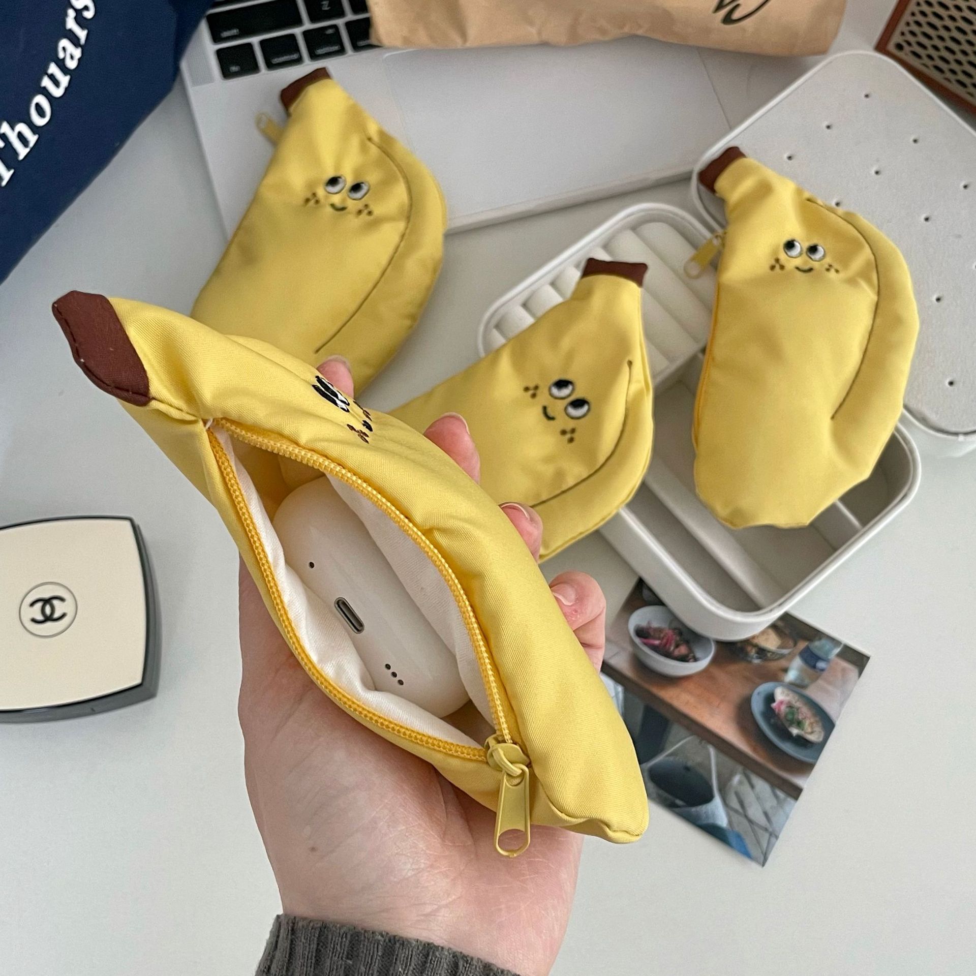 Cute little banana handmade coin purse, cartoon girl's heart, mini canvas ID card headphones, storage student bag pendant Specification drawing