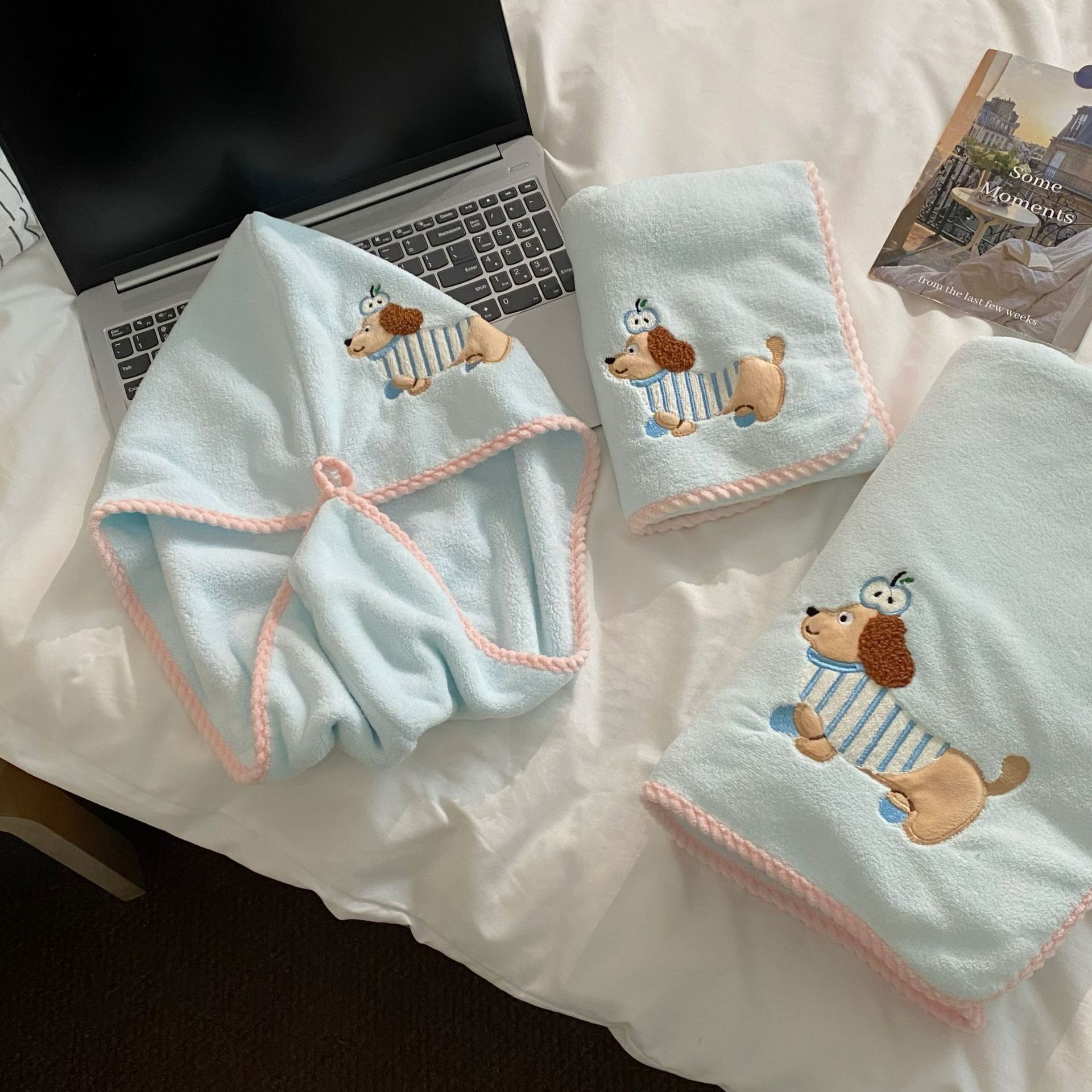 Cute cartoon apple Dachshund household towel and bath towel set for student dormitories. Coral fleece is skin-friendly, absorbent and dries quickly details Picture