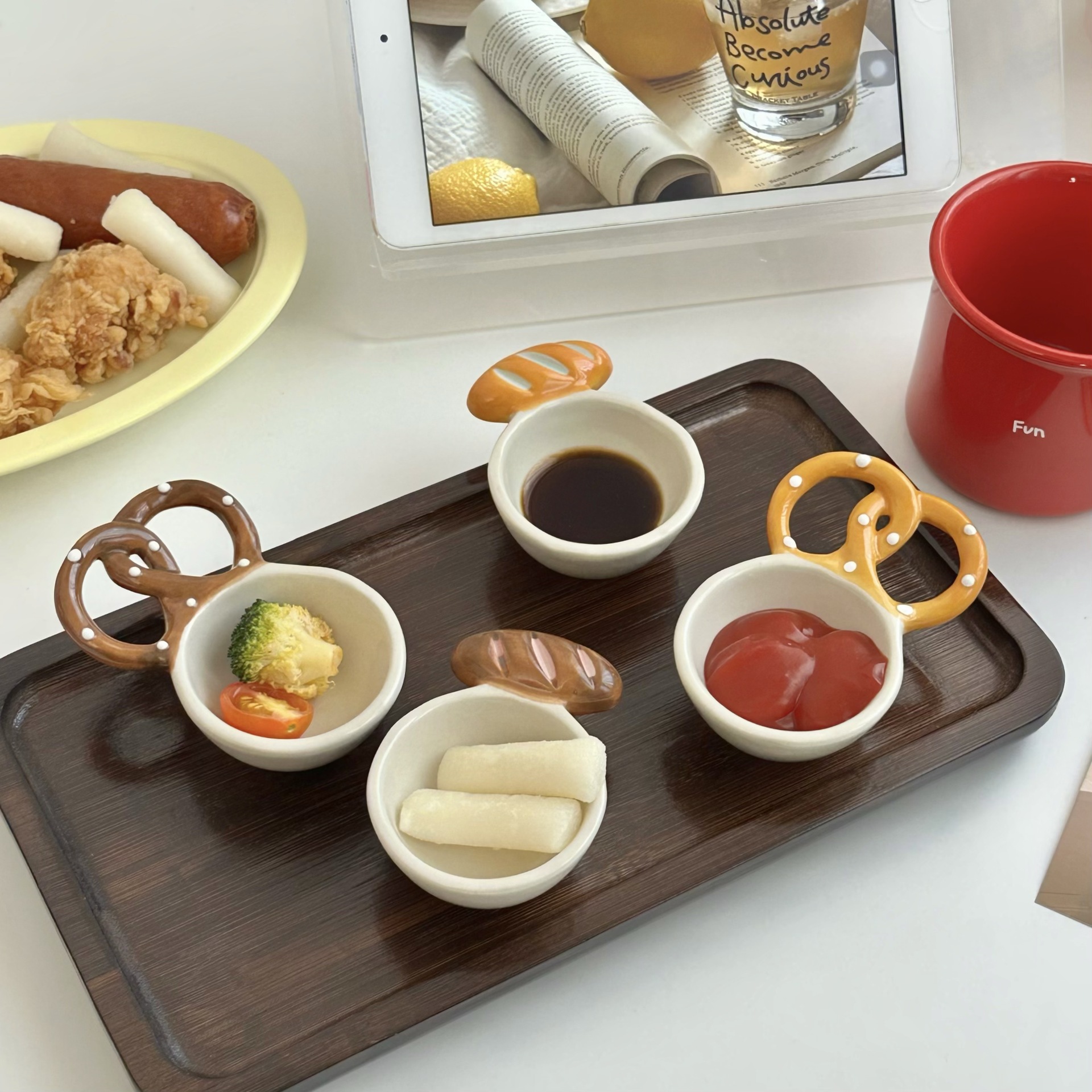 High-appearance-level creative bread dipping sauce plate, three-dimensional handle household ceramic seasoning plate, Chinese and Western cuisine dipping sauce, side dish sauce plate Application Scenario