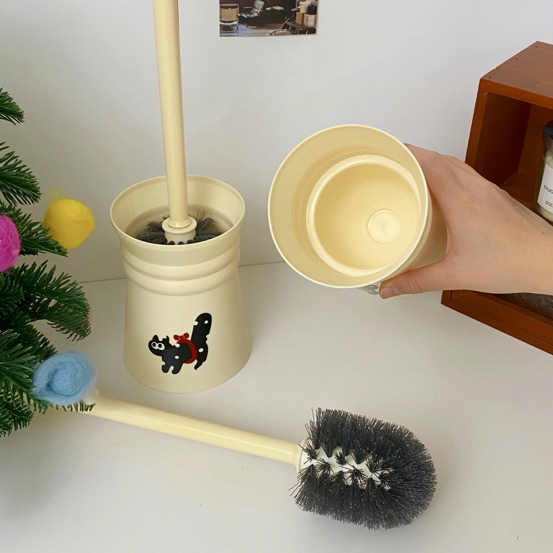 Toilet brush, no blind spots, household toilet cleaning, bathroom squat toilet cleaning, long-handled toilet cleaning set, a magic tool with a base Application Scenario