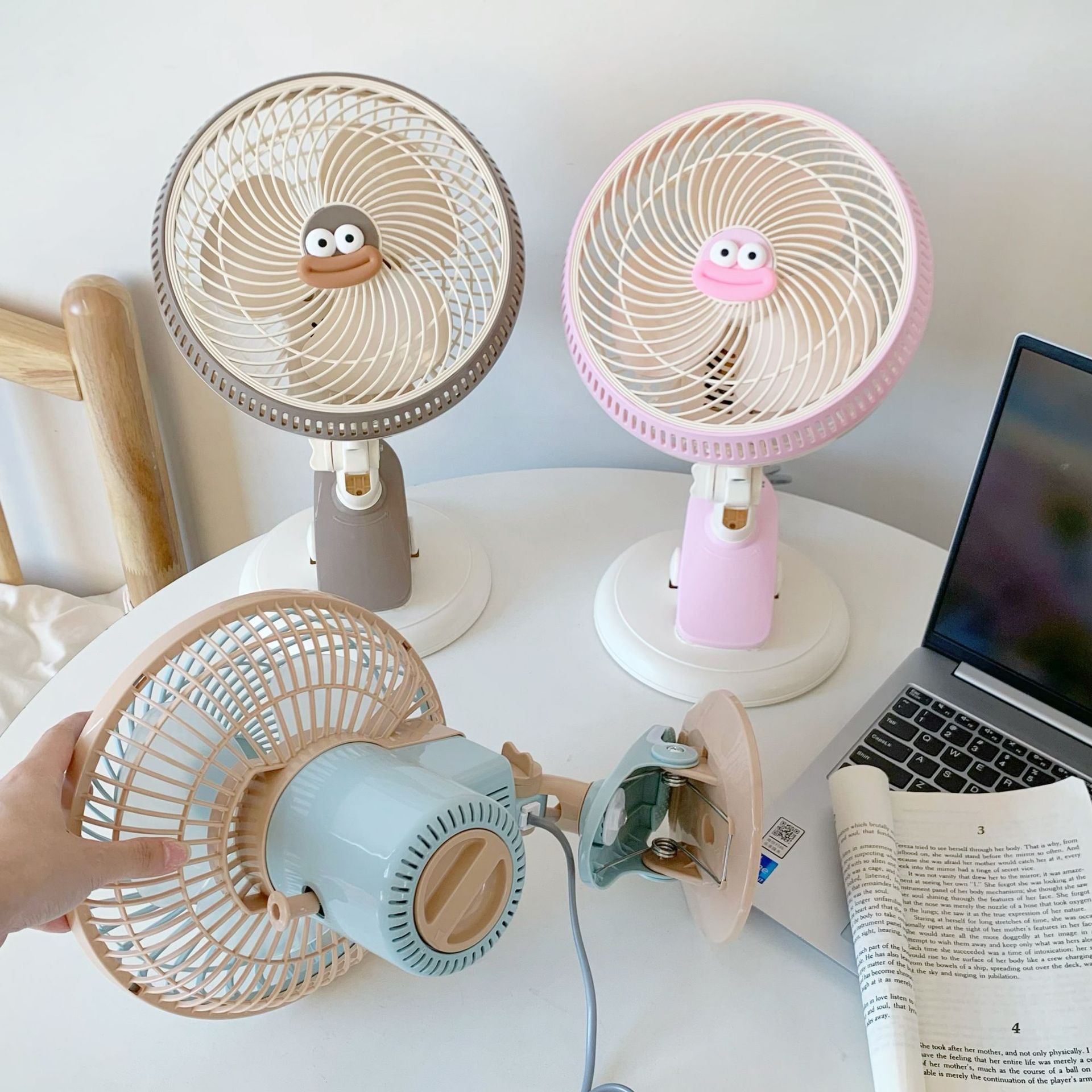 A silent clip-on small bedside fan, 2025 new model for female student dormitories, bedside office desktop oscillating electric fan details Picture