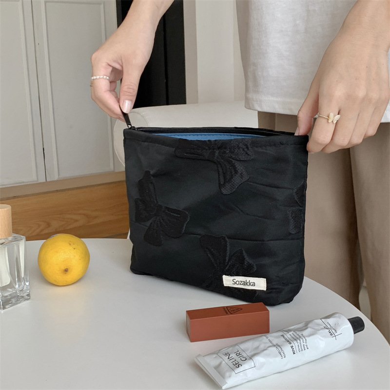 111121 Korean dark-patterned butterfly cosmetic bag, portable storage bag, zipper women's bag, coin purse, shopping and walking bag Application Scenario