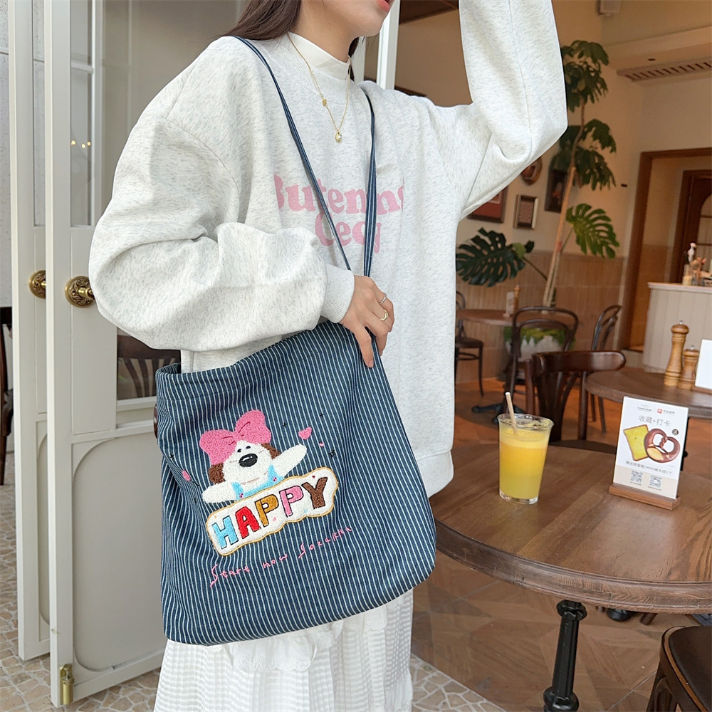 49251 Korean-style artistic and cute puppy cartoon embroidered striped canvas bag for students, single-shoulder crossbody bag for girls Application Scenario