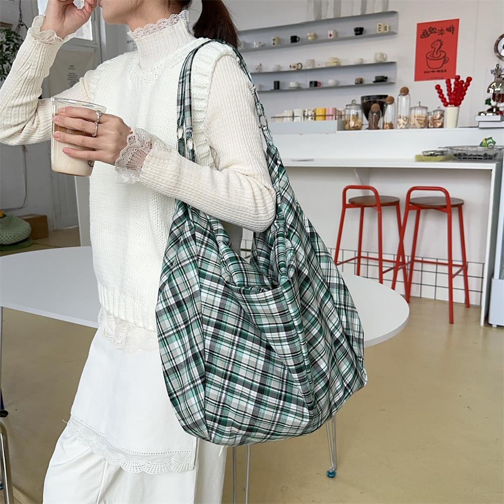 52231 Colorful checkered fabric Bag 2025 Model Large Capacity Casual and laid-back style single-shoulder underarm tote bag Application Scenario