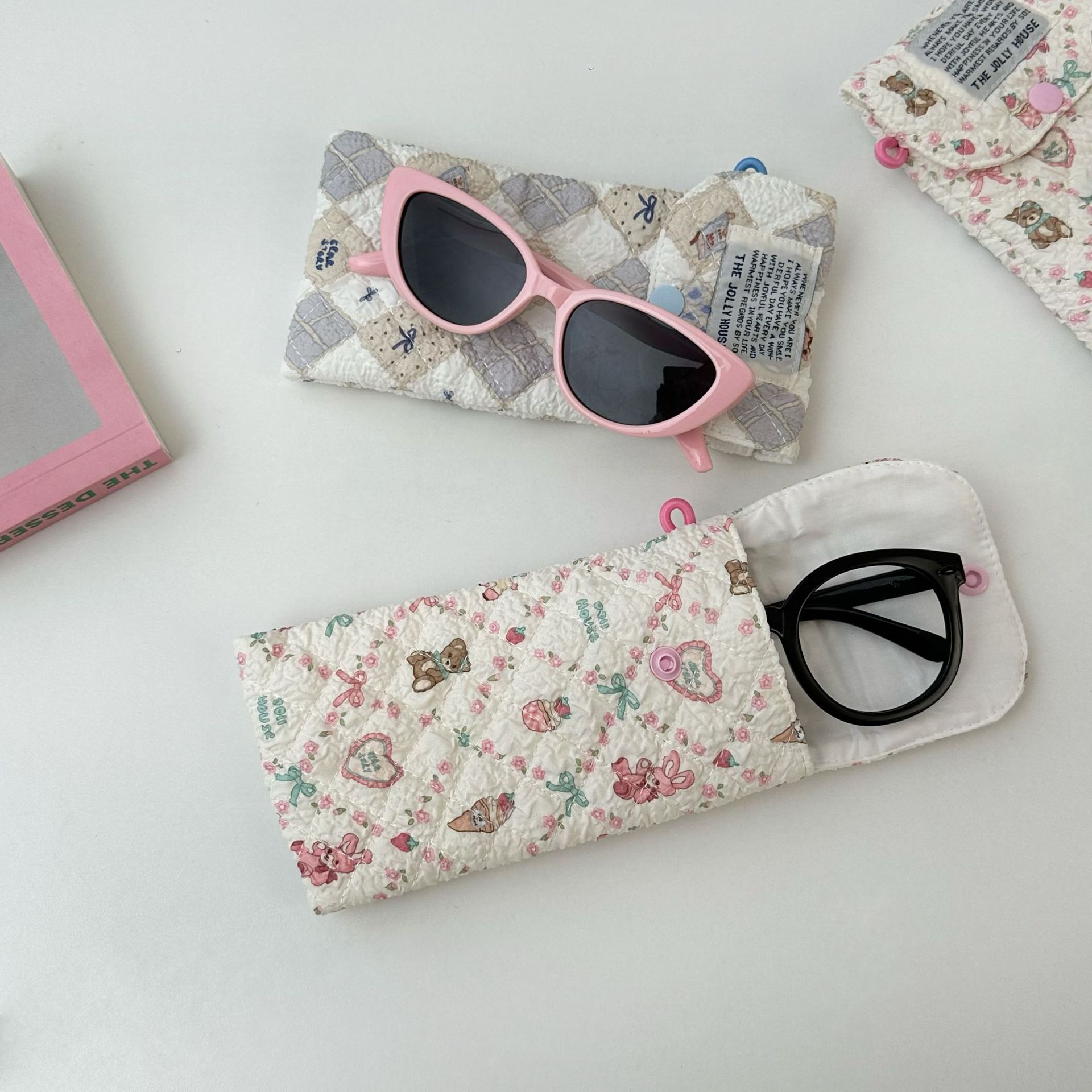 Cartoon glasses storage bag, ins portable cotton-padded pressure-resistant sunglasses bag, sunglasses storage bag, portable glasses bag full figure