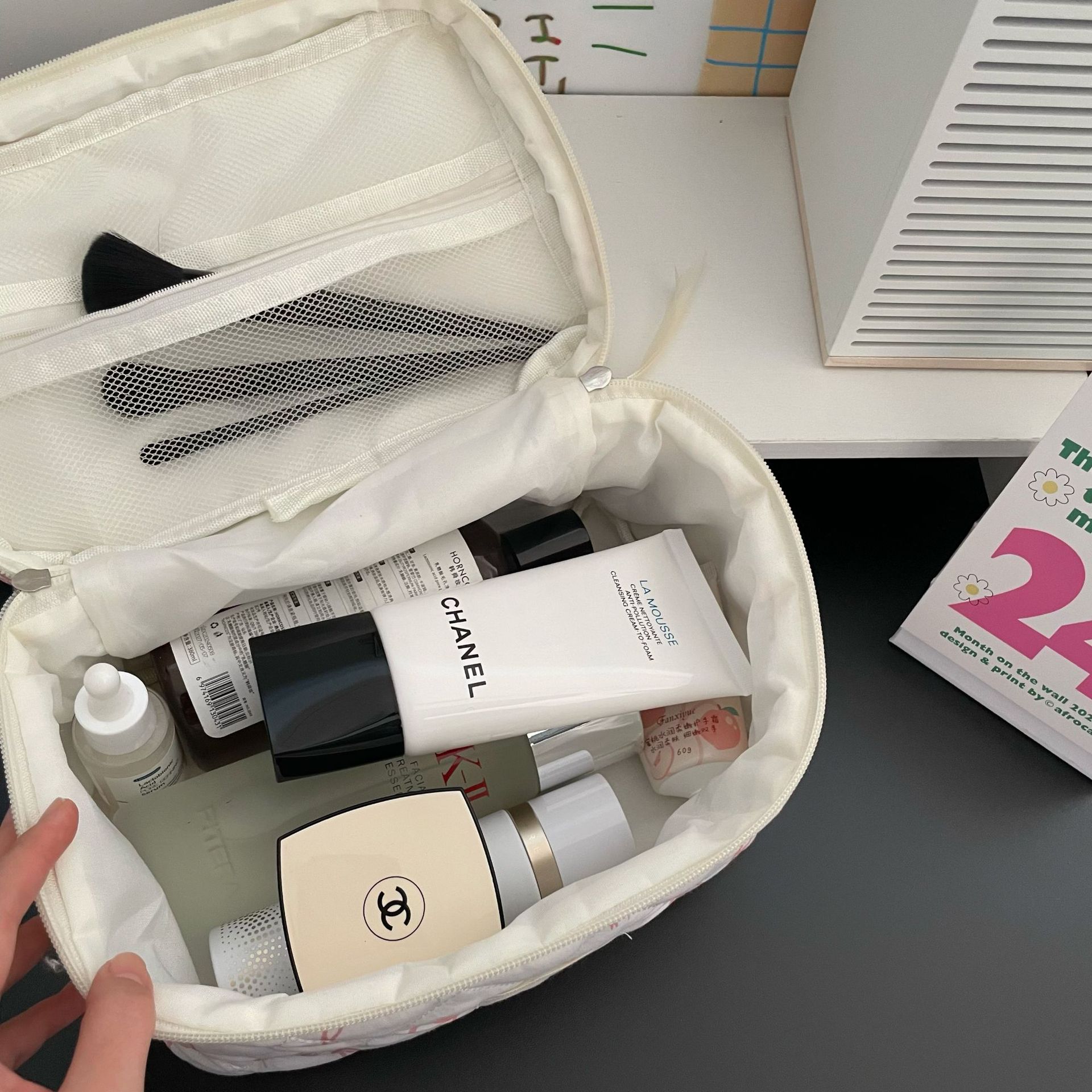 Cross-border flower-shaped bow makeup bag, a sweet Korean version for girls, a portable large-capacity quilted hand-held toiletry bag Specification drawing