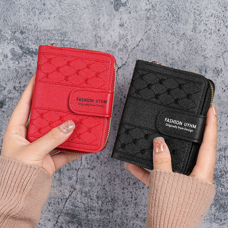 2024 New women's wallet, short zipper, large capacity, versatile, heart-shaped, colorful clutch, card case Application Scenario