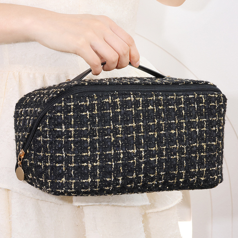 Golden Thread Makeup Bag, a portable large-capacity, high-end and fashionable new travel toiletry bag and cosmetics storage bag for women Application Scenario