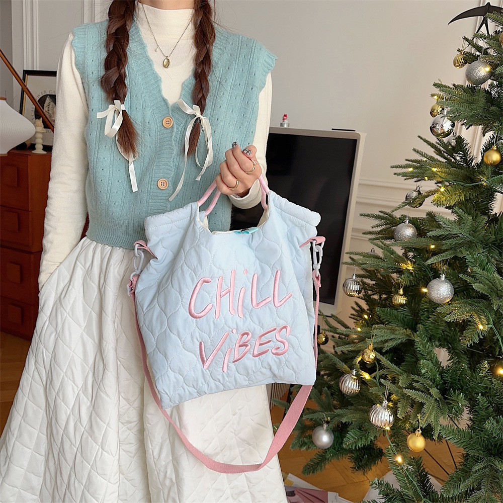 31222 Autumn and Winter new canvas bag, Korean version letter embroidery quilted handbag, crossbody bag, lightweight and large capacity details Picture
