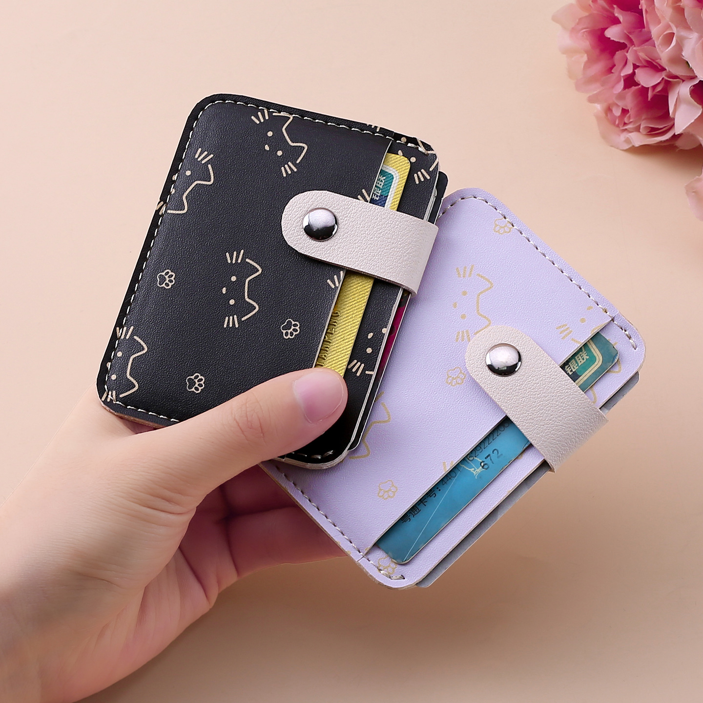 The new simple little cat card case is cute for girls. It's a small ID card case with a large capacity and multiple slots. It holds a driver's license and is a coin purse for men Application Scenario