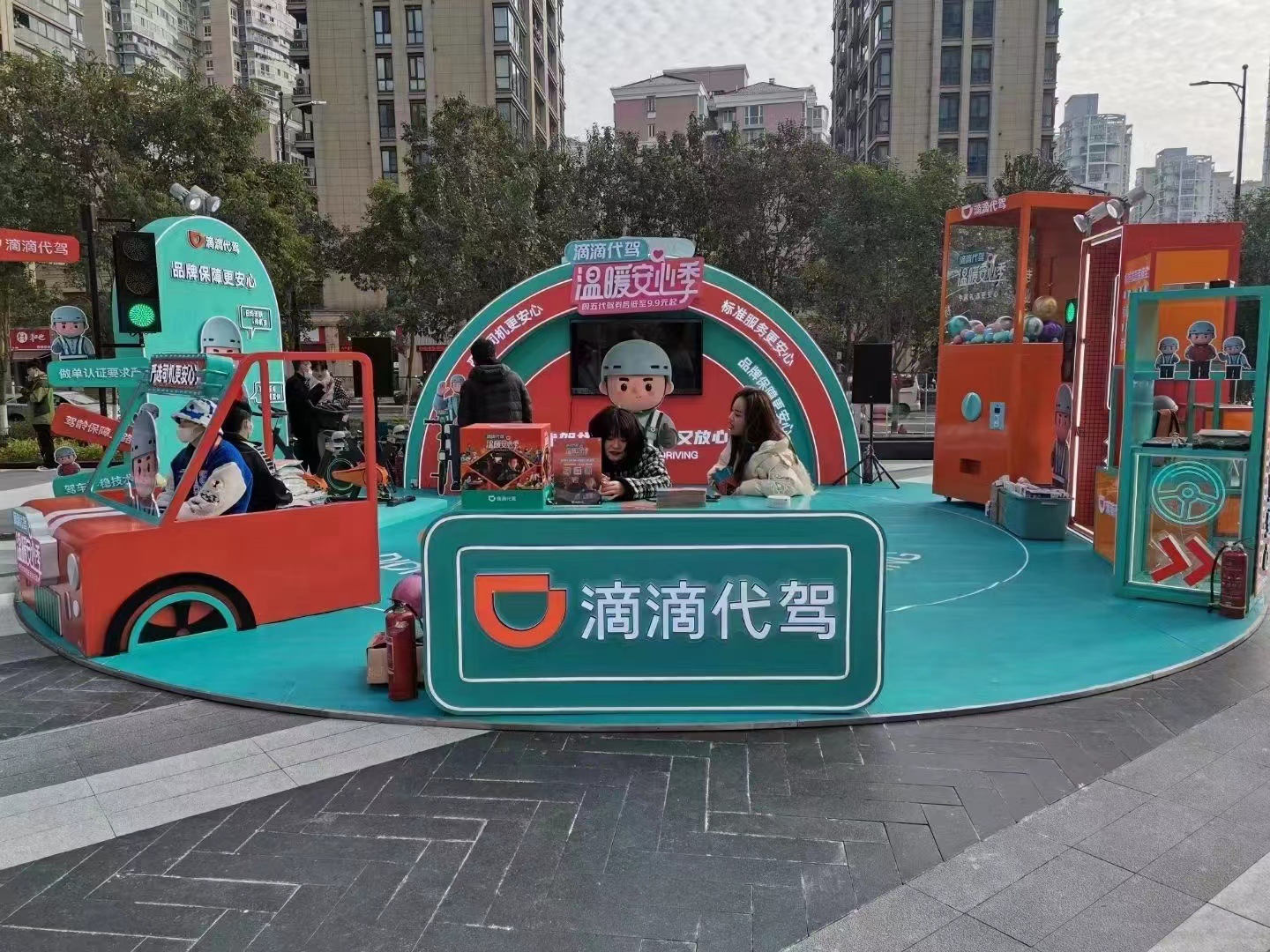 The celebration features multiple people renting foot devices, warm-up props, cycling, generating electricity from each bike, and interactive white races Application Scenario