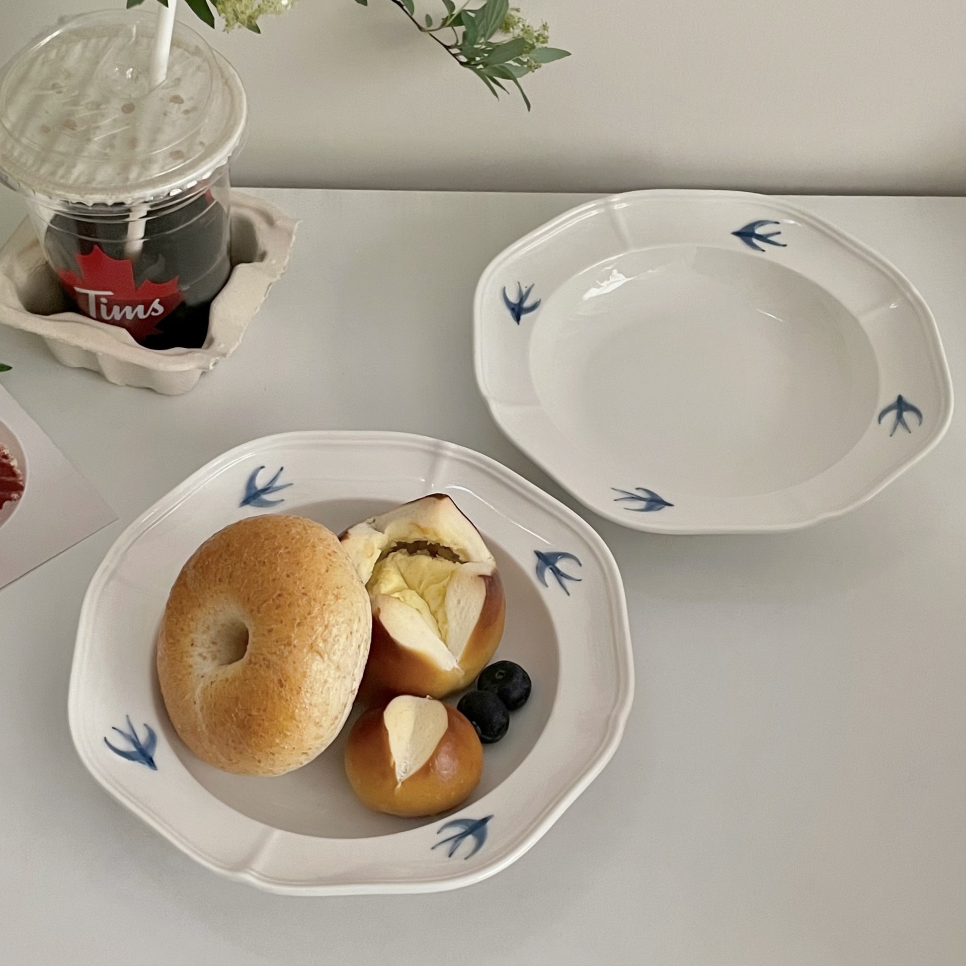 Japanese-style hand-painted swallow plate, the same style as the blogger's Instagram embossed retro home ceramic photo pose dessert cake plate Specification drawing