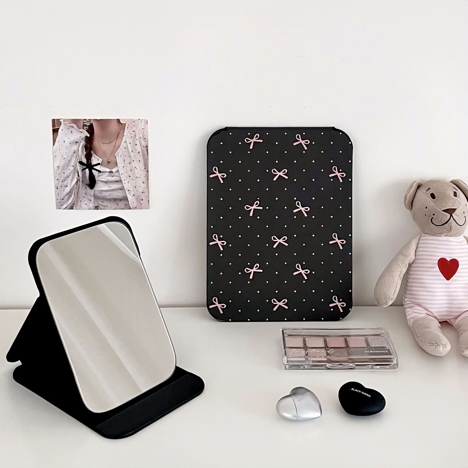 Pink bow, retro folding small mirror, portable student dormitory desktop dressing mirror Specification drawing