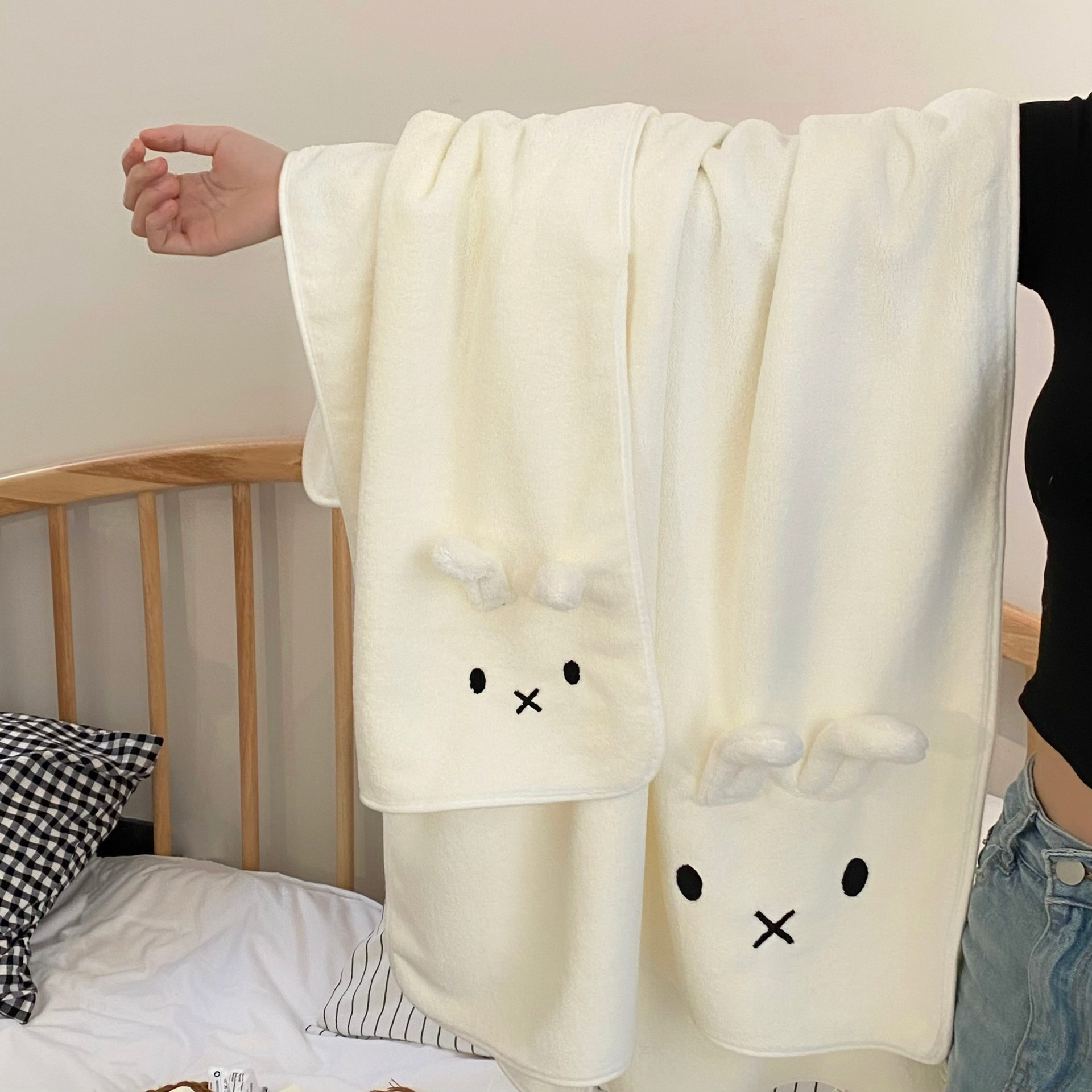 Cute Little White Rabbit 2025 New thickened coral fleece absorbent quick-drying bathroom towel, dry hair cap and bath towel Application Scenario