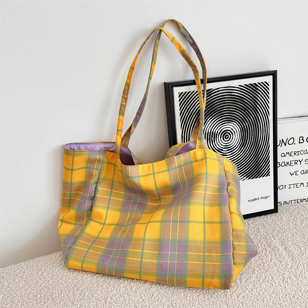 The new 49231 checkered double-sided dual-purpose single-shoulder bag is a fashionable, simple and large-capacity canvas bag for women's work Item Picture