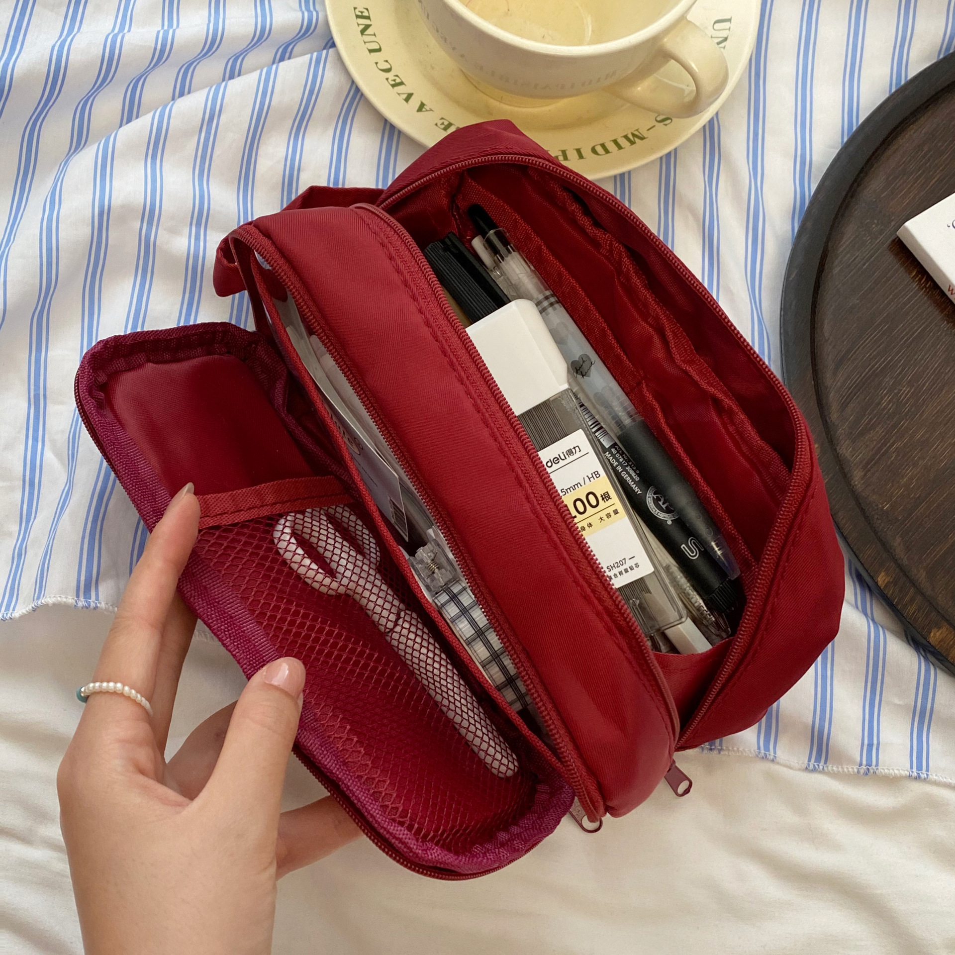 Japanese-style simple three-dimensional hand-held pen case, large-capacity nylon multi-functional storage bag, stationery box, stationery bag, pencil case Application Scenario