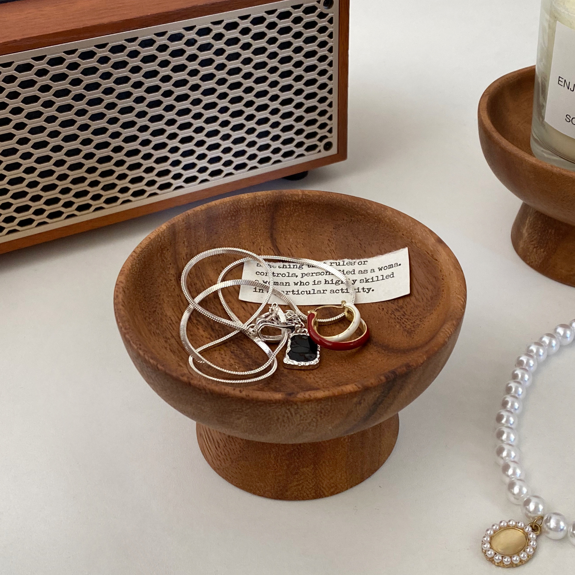 Walnut wood high-legged storage bowl, retro desktop shelf, entrance key jewelry storage plate, wooden storage rack Application Scenario