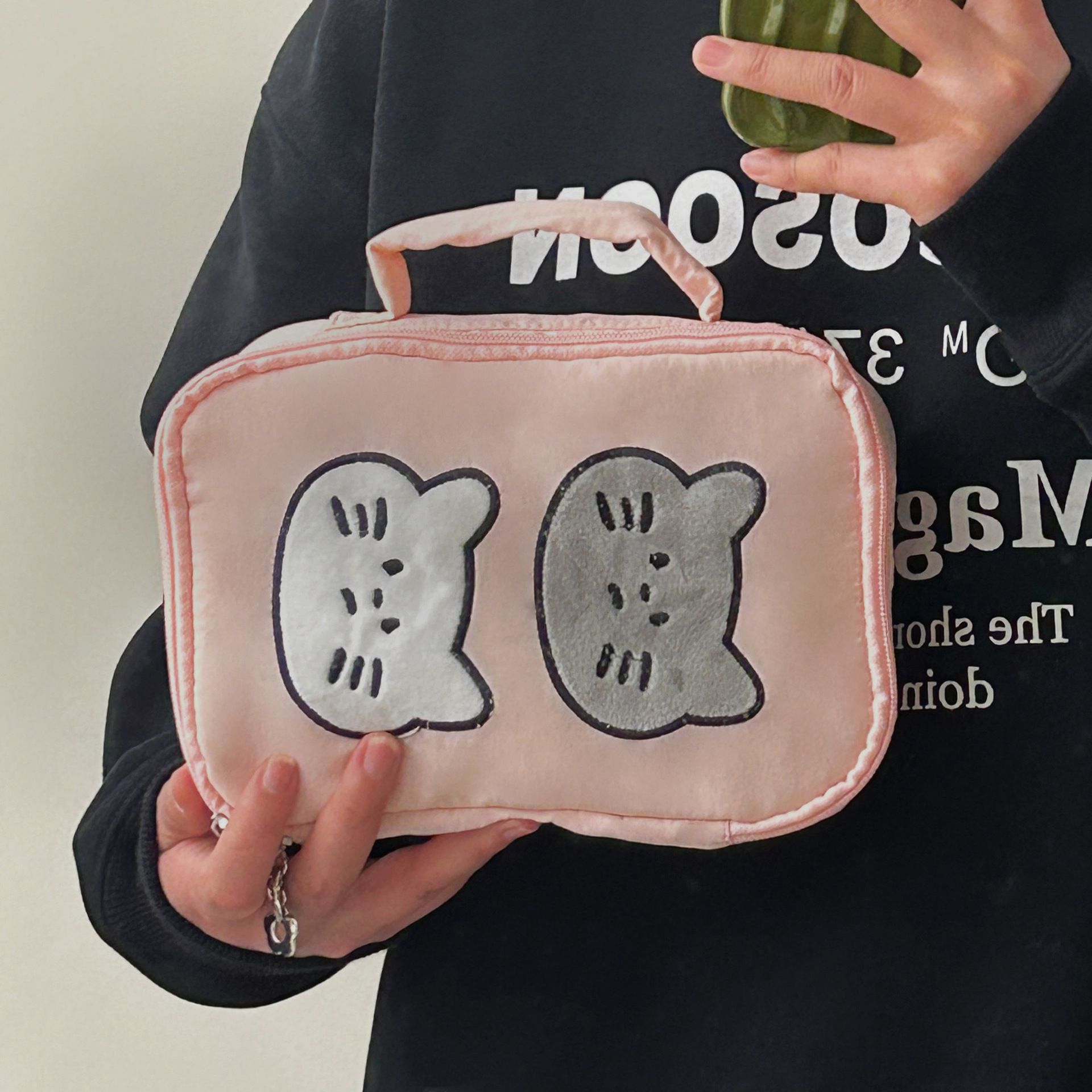 The same style of Xiaohongshu Happy Cat storage bag, large-capacity toiletries bag with net pocket, business trip storage bag, makeup bag for women Application Scenario