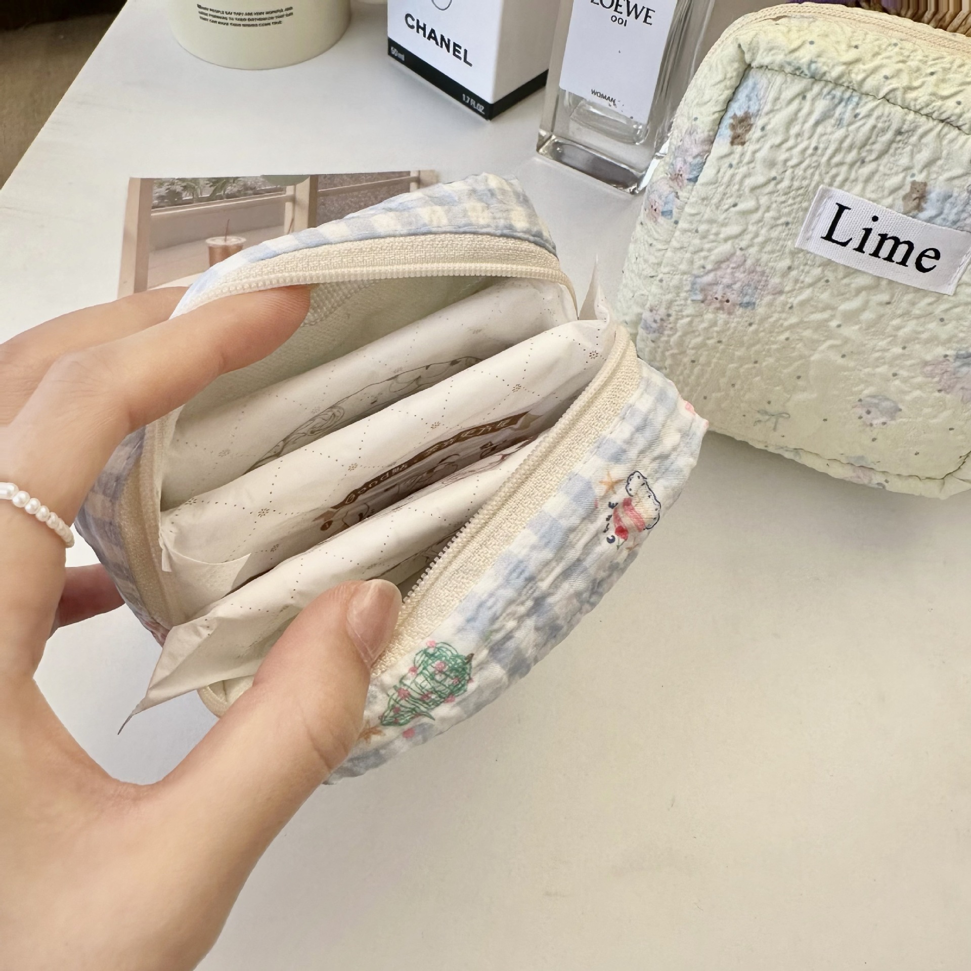 This cute and refreshing lime foam storage bag is portable and adorable for women. It has a large capacity and a high level of appearance. It is a lipstick storage bag for women Application Scenario