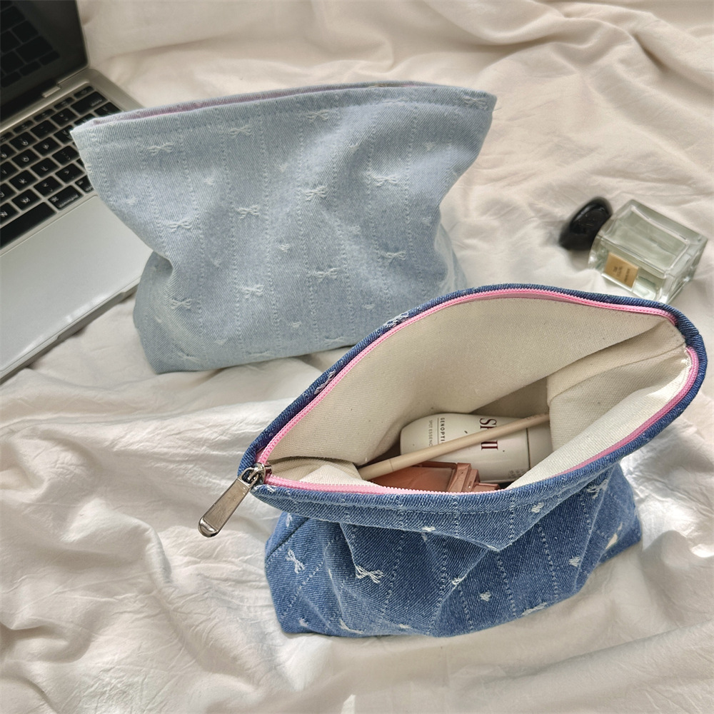 410125 Denim bow makeup bag, lotion and skin care products, large capacity zipper storage bag, shopping clutch Item Picture