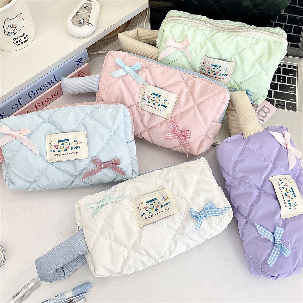 411294 ins Korean large-capacity pen case with pearlescent shiny surface and bow, cute female student hand-held makeup bag Specification drawing