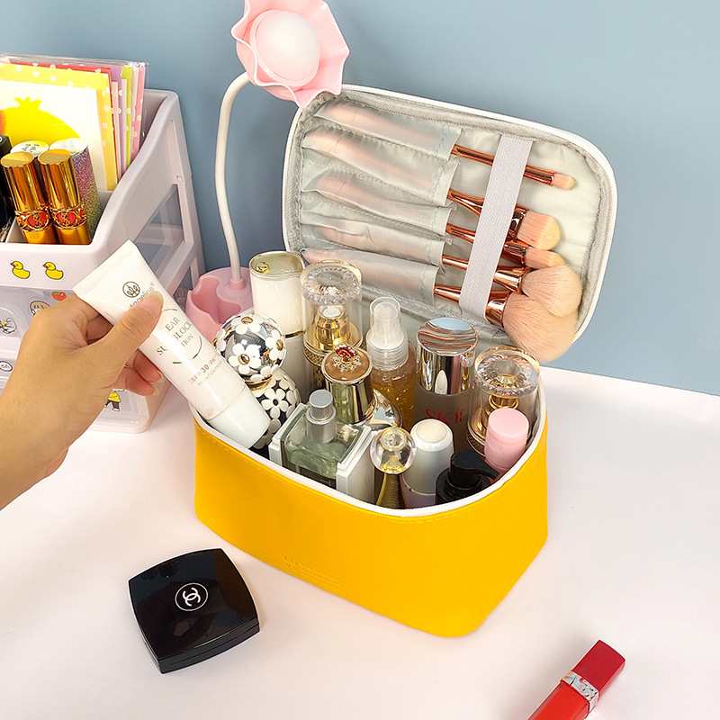 New Korean-style PU makeup bag, hand-held makeup box, large-capacity storage bag, cosmetics storage bag, portable storage bag Application Scenario