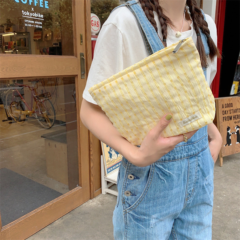 3691 Summer New fresh checkered portable cosmetics storage bag, makeup bag, stationery bag, toiletry and touch-up bag Application Scenario