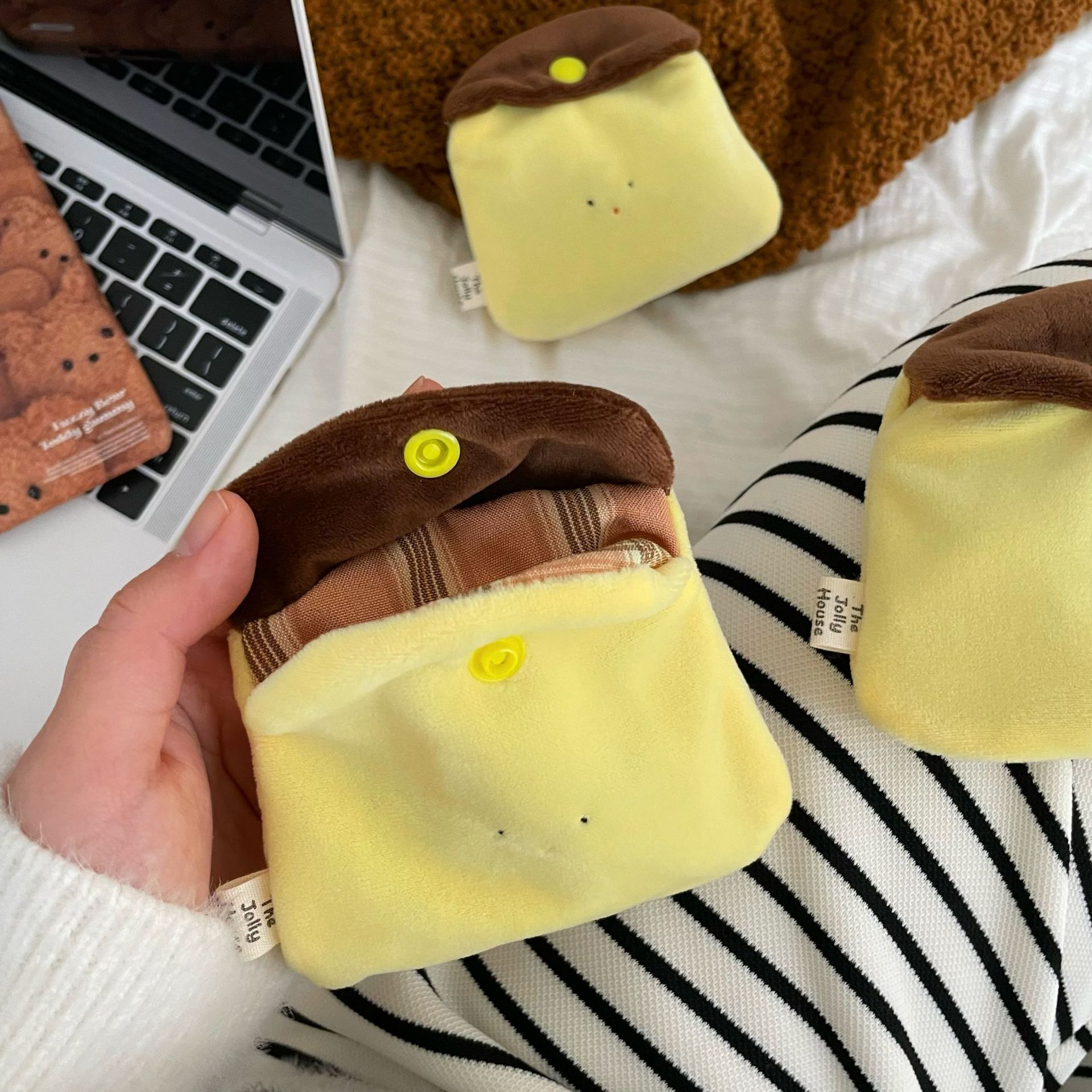 Cute handmade caramel pudding coin purse, creative mini plush portable headphones, ID card storage small card case Application Scenario