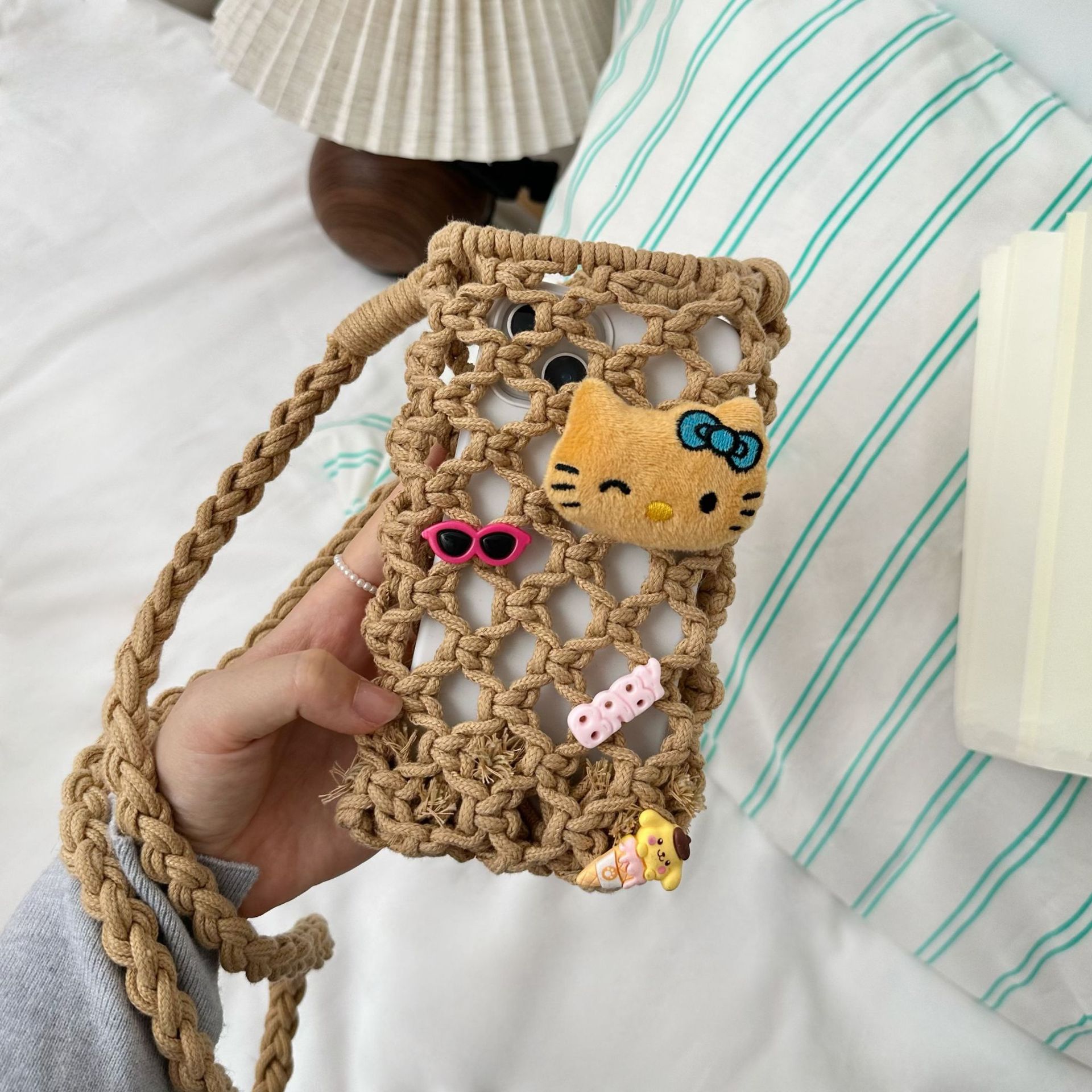 Summer vacation crossbody phone bag for women, Instagram black leather cat from Hawaii for a walk, woven hollowed-out crossbody bag Application Scenario