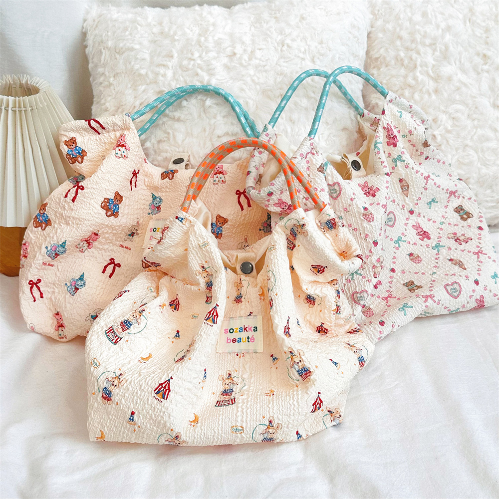 44181 Korean ins cartoon embossed canvas bag, women's large-capacity canvas bag, hand-held beach vacation handbag Application Scenario
