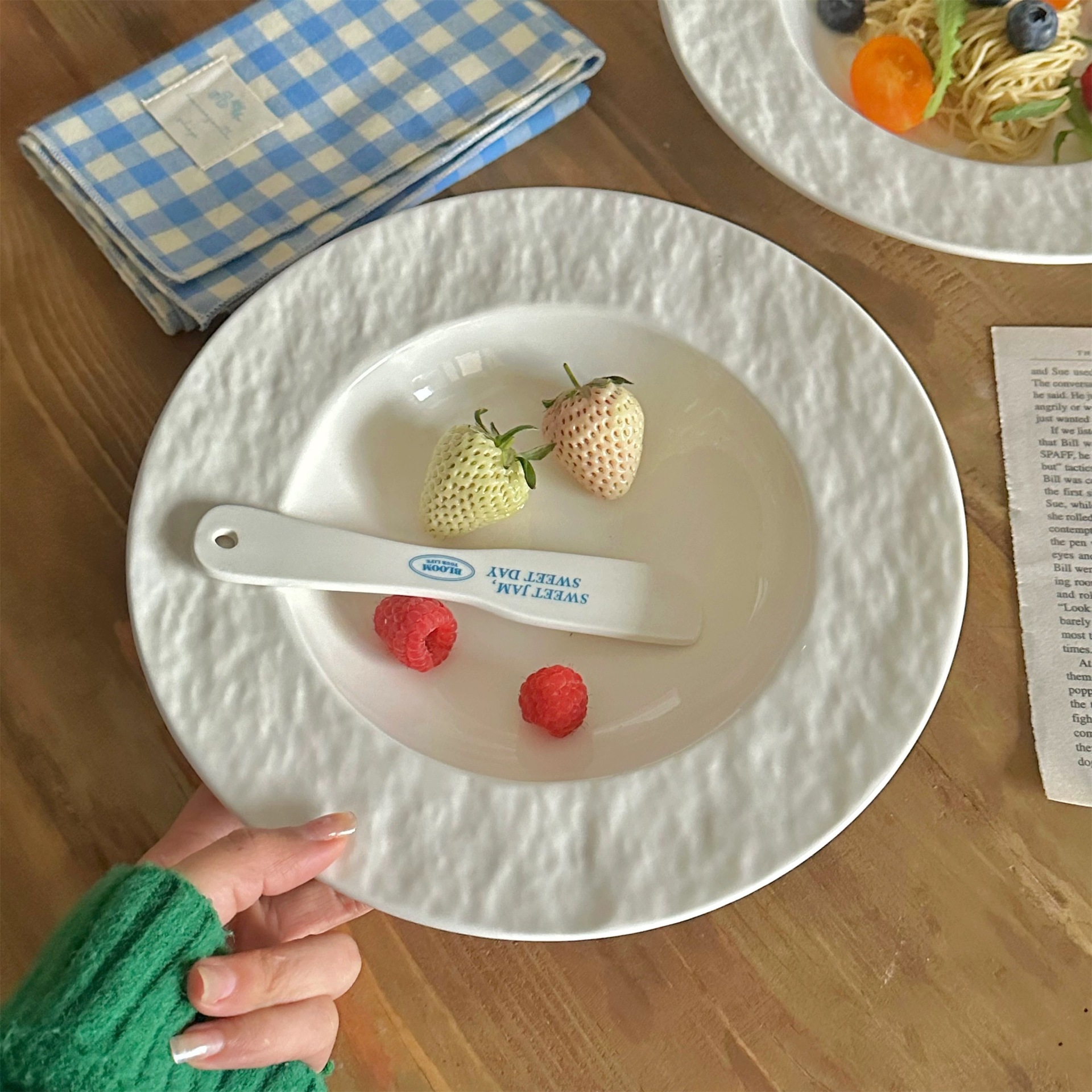 Ultra-high appearance level, InS-style Western-style dinner plate, simple pure white steak plate, vegetable plate, home ceramic dessert plate, breakfast plate Application Scenario