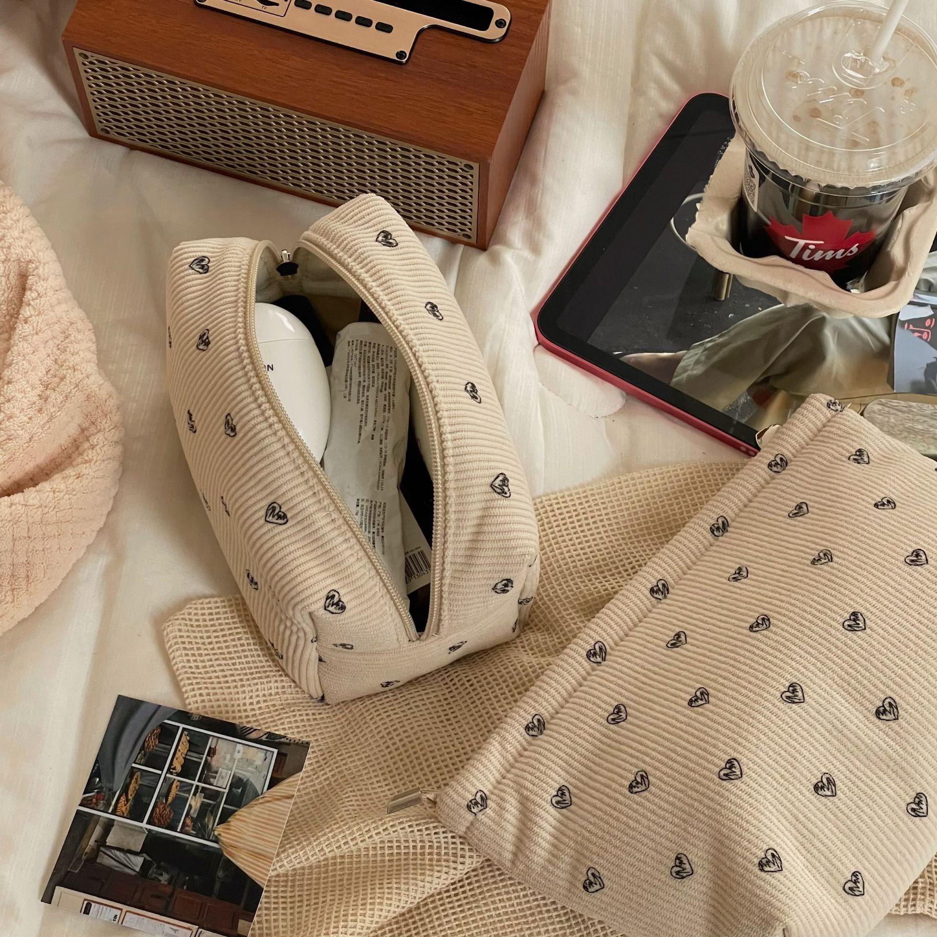 Corduroy heart-shaped makeup bag for women, large-capacity, high-end portable hand-held makeup bag, cosmetics storage bag Application Scenario