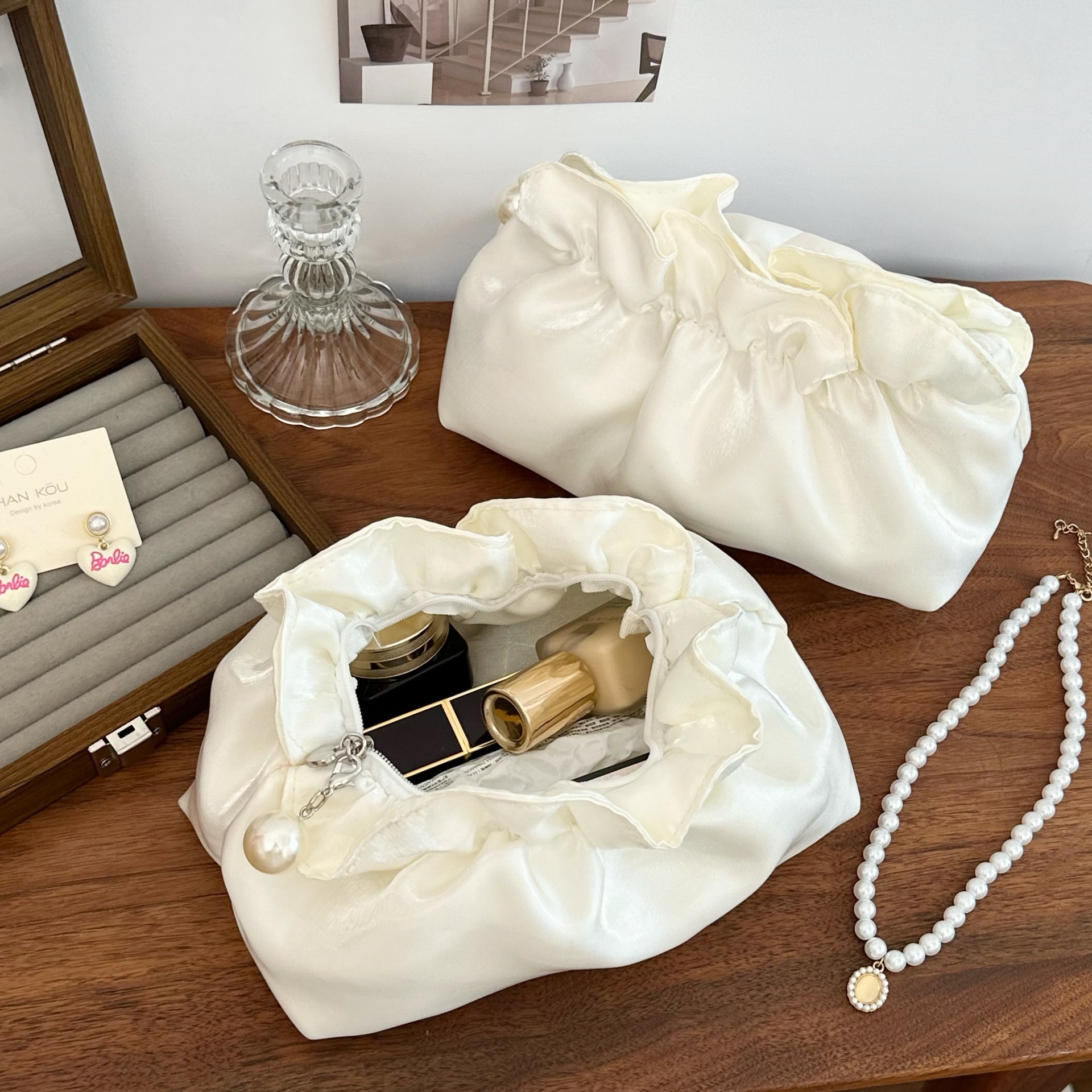 High-end pleated cloud makeup bag for women 2025 new portable large-capacity travel skincare storage bag and toiletry bag full figure