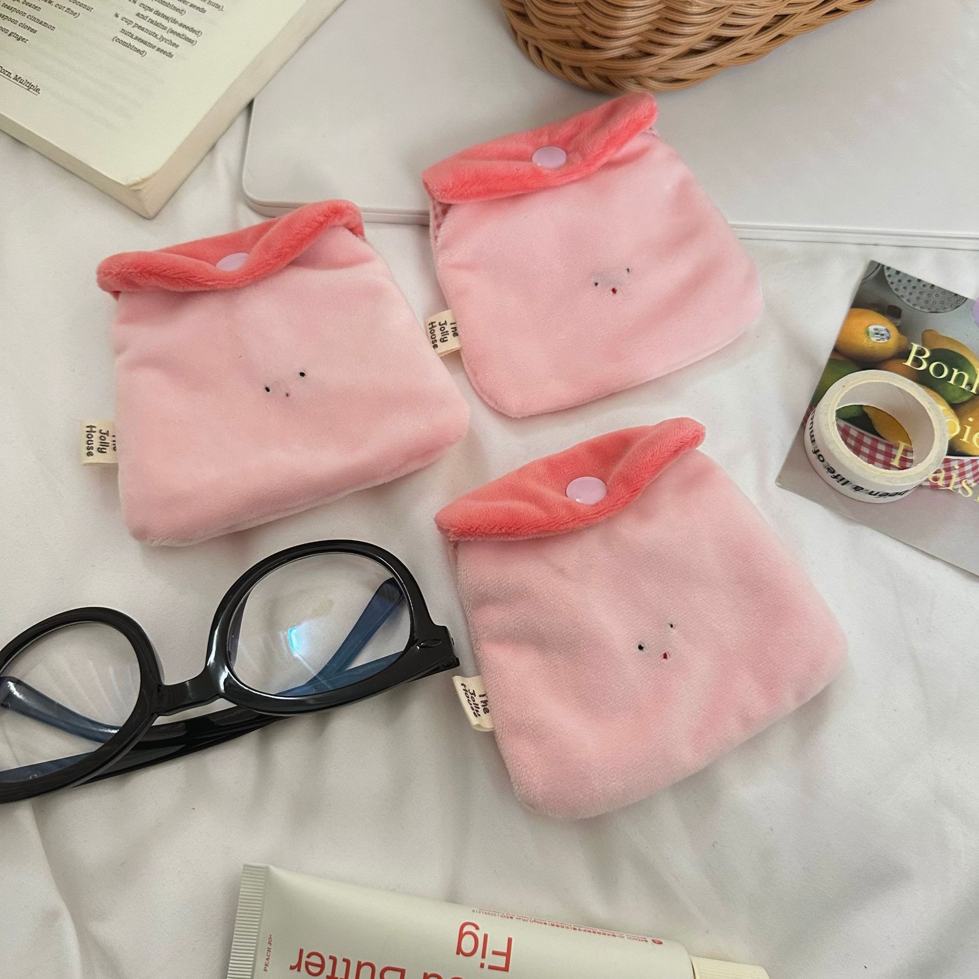 Sweet strawberry pudding coin purse, cartoon cute mini plush portable headphones, ID card portable storage small card case Specification drawing