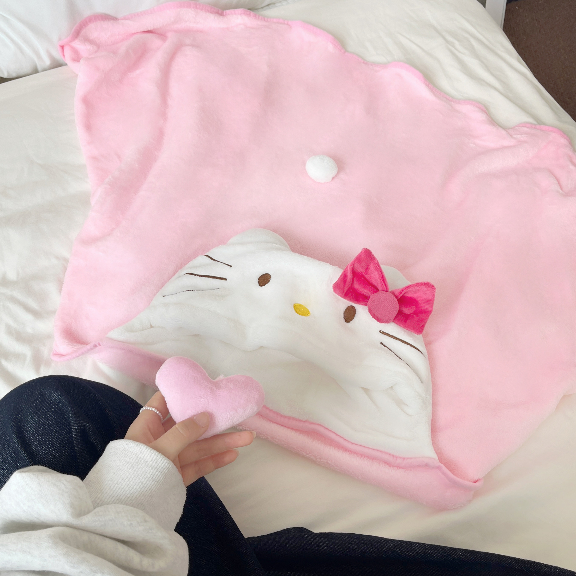 Cartoon cat air conditioning blanket, women's summer office nap air conditioning blanket, nap magic tool, coral fleece shawl blanket Application Scenario