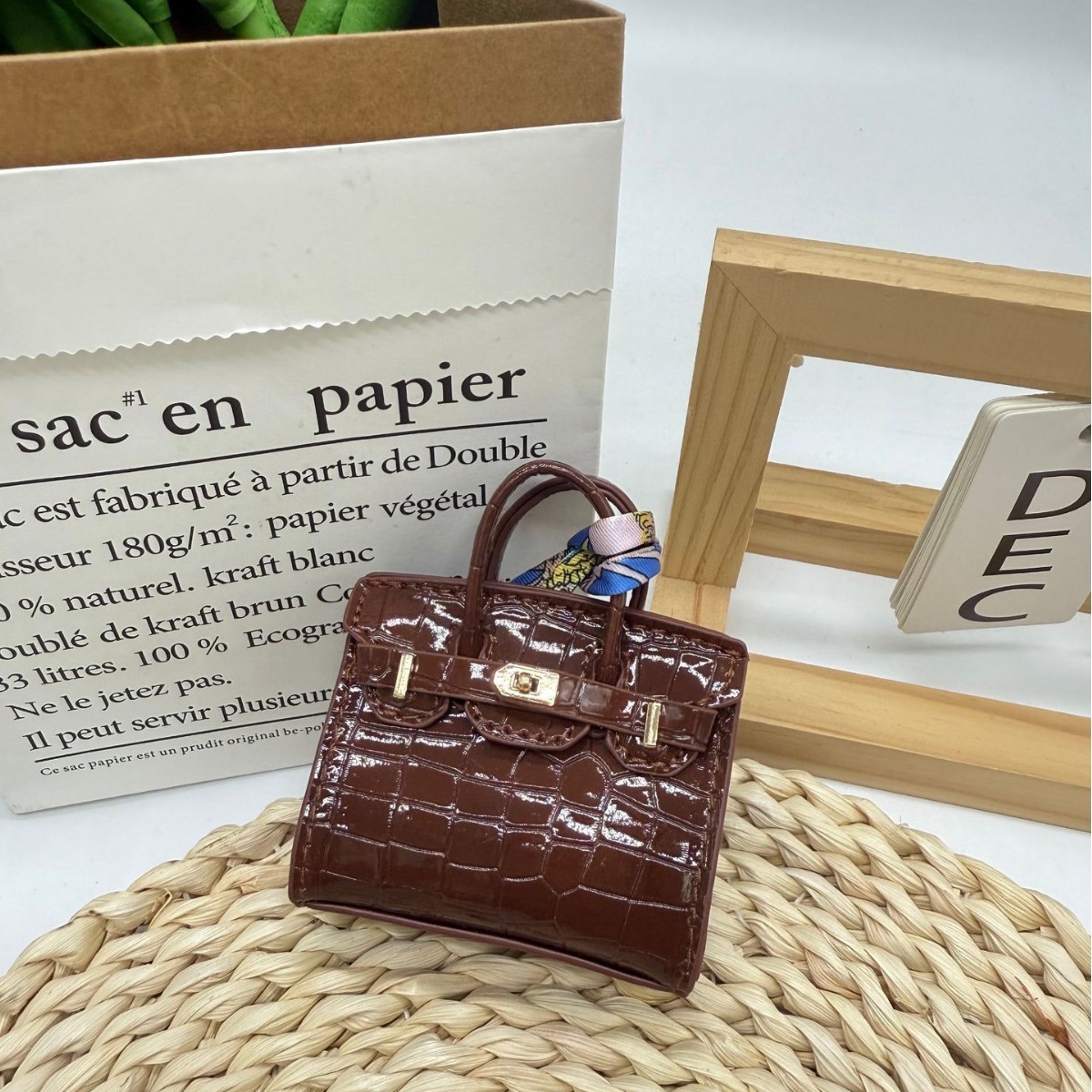 A new miniaturized crocodile-patterned small bag pendant accessory and cute earphone case details Picture