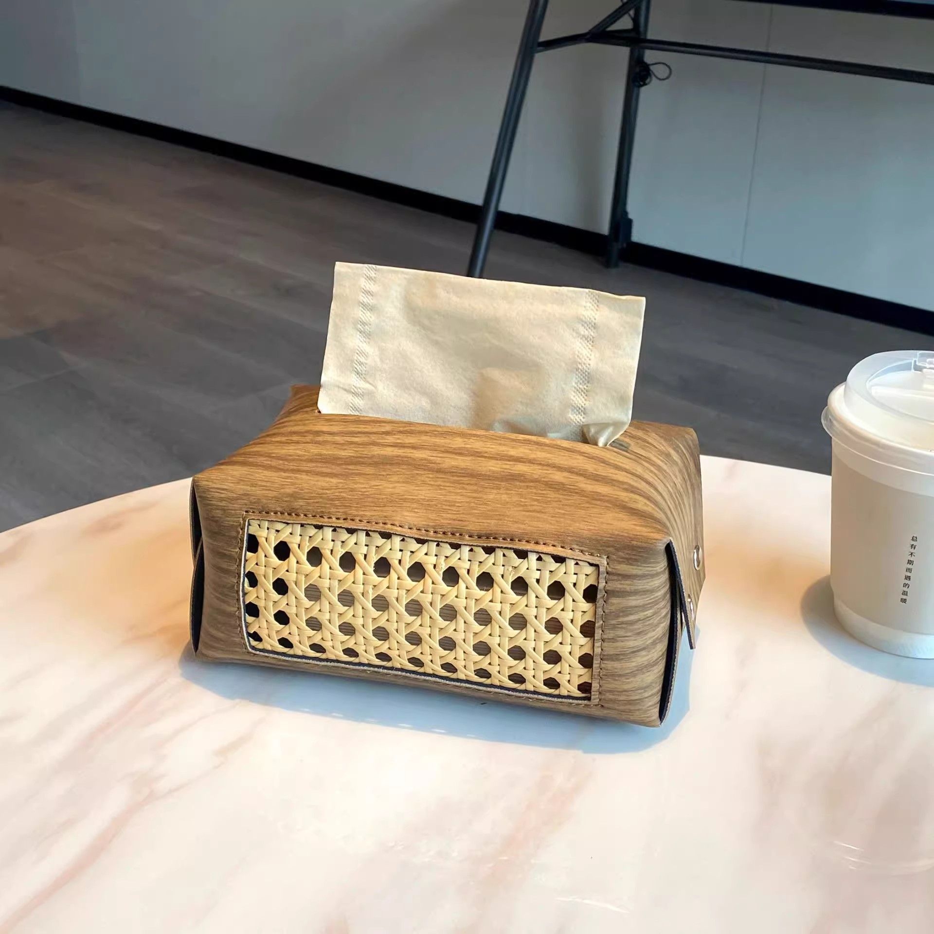 Wooden and leather tissue box with a high appearance level, a light luxury and high-end feel for the living room, and a creative tissue box cover Application Scenario